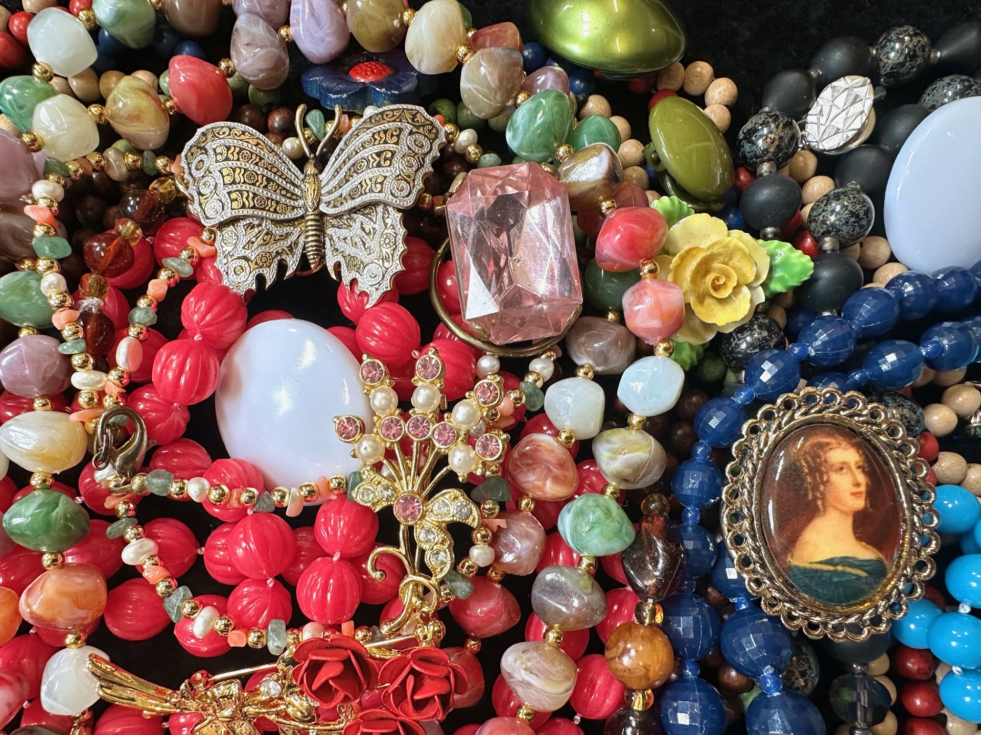 Collection of Costume Jewellery, comprising beads, earrings, necklaces, brooches, bracelets, - Image 2 of 5