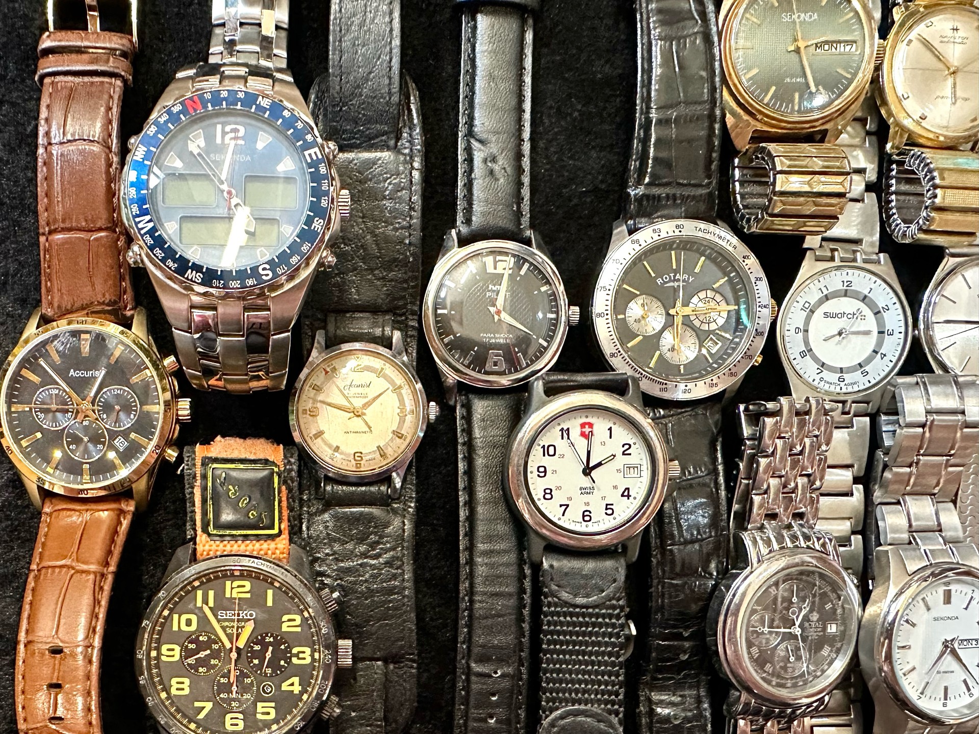 Collection of Gentlemen's Wristwatches, leather and bracelet straps, comprising Bering, Hamilton, - Image 3 of 4