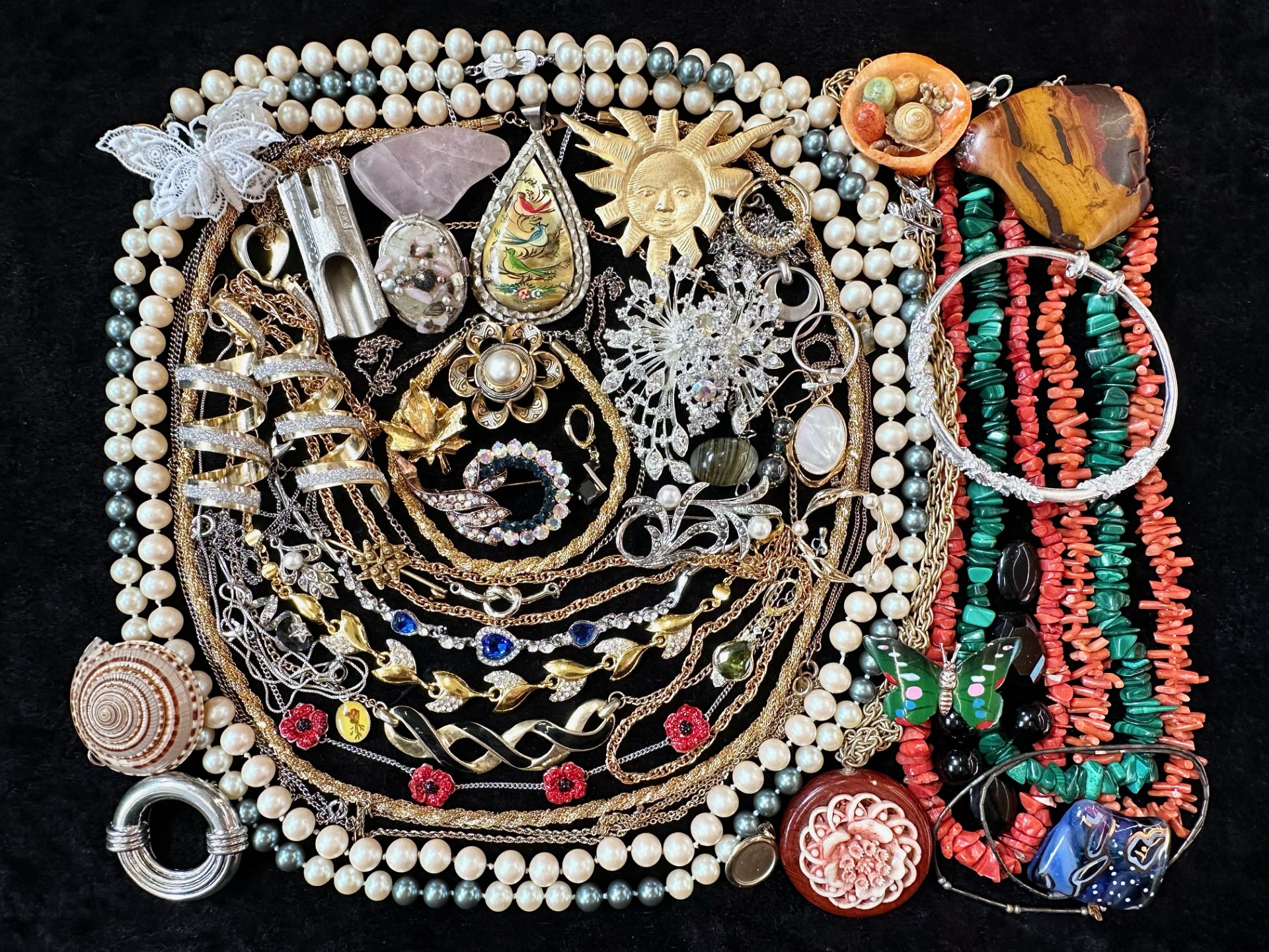 A Collection of Vintage Costume Jewellery to include necklaces, pearls, brooches, gold tone