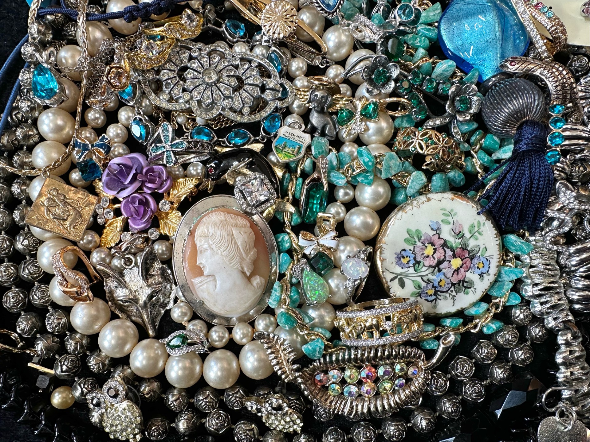 Collection of Vintage Costume Jewellery, comprising beads, earrings, necklaces, brooches, bracelets, - Image 2 of 5