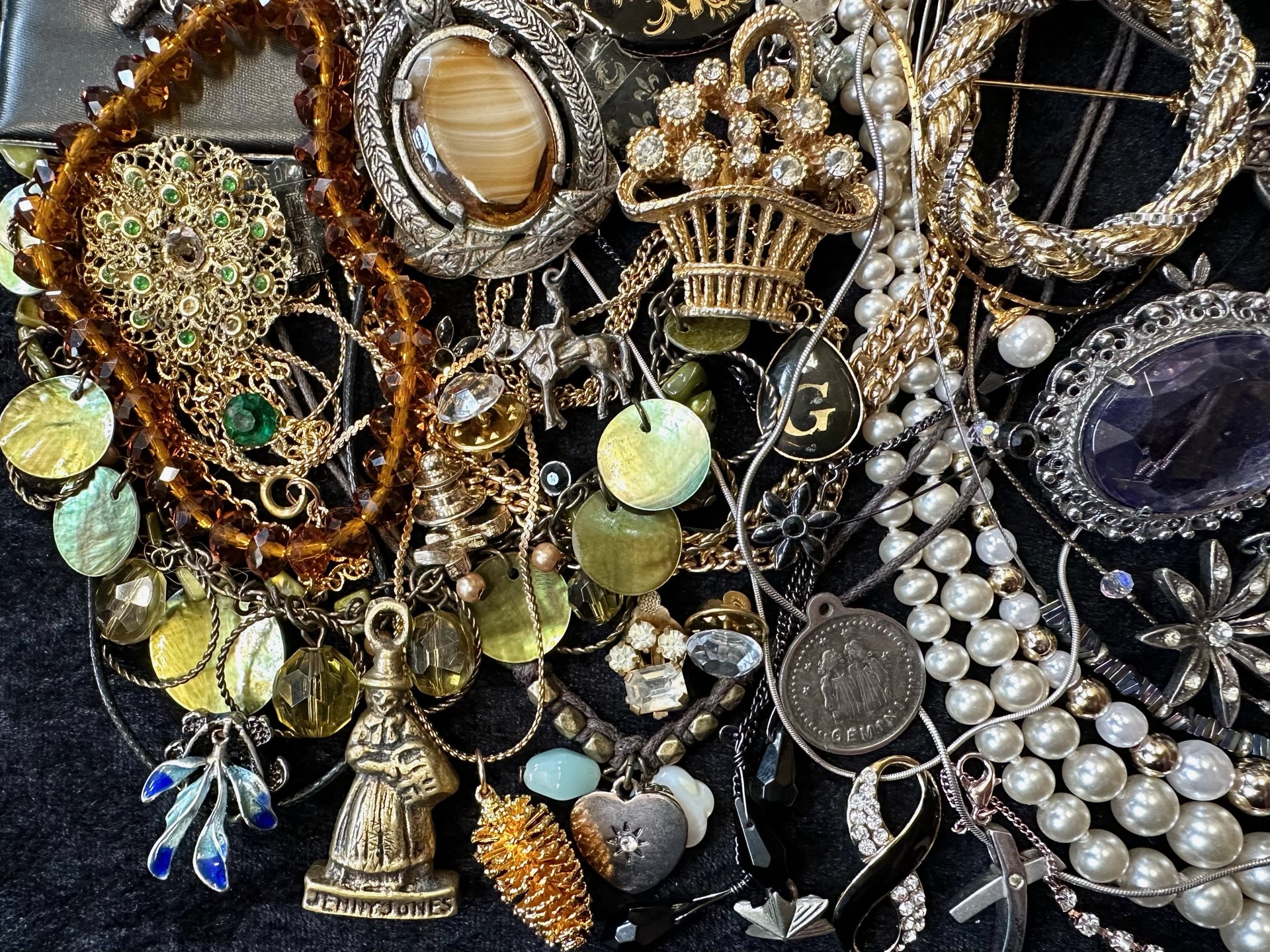 Collection of Quality Costume Jewellery, comprising pearls, beads, brooches, bangles, bracelets, - Image 5 of 5