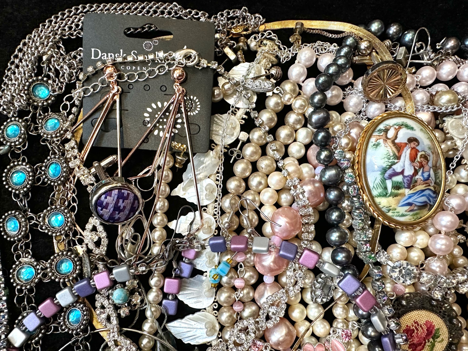 Collection of Quality Costume Jewellery, comprising beads, pearls, crystal set necklaces, shell - Image 4 of 5