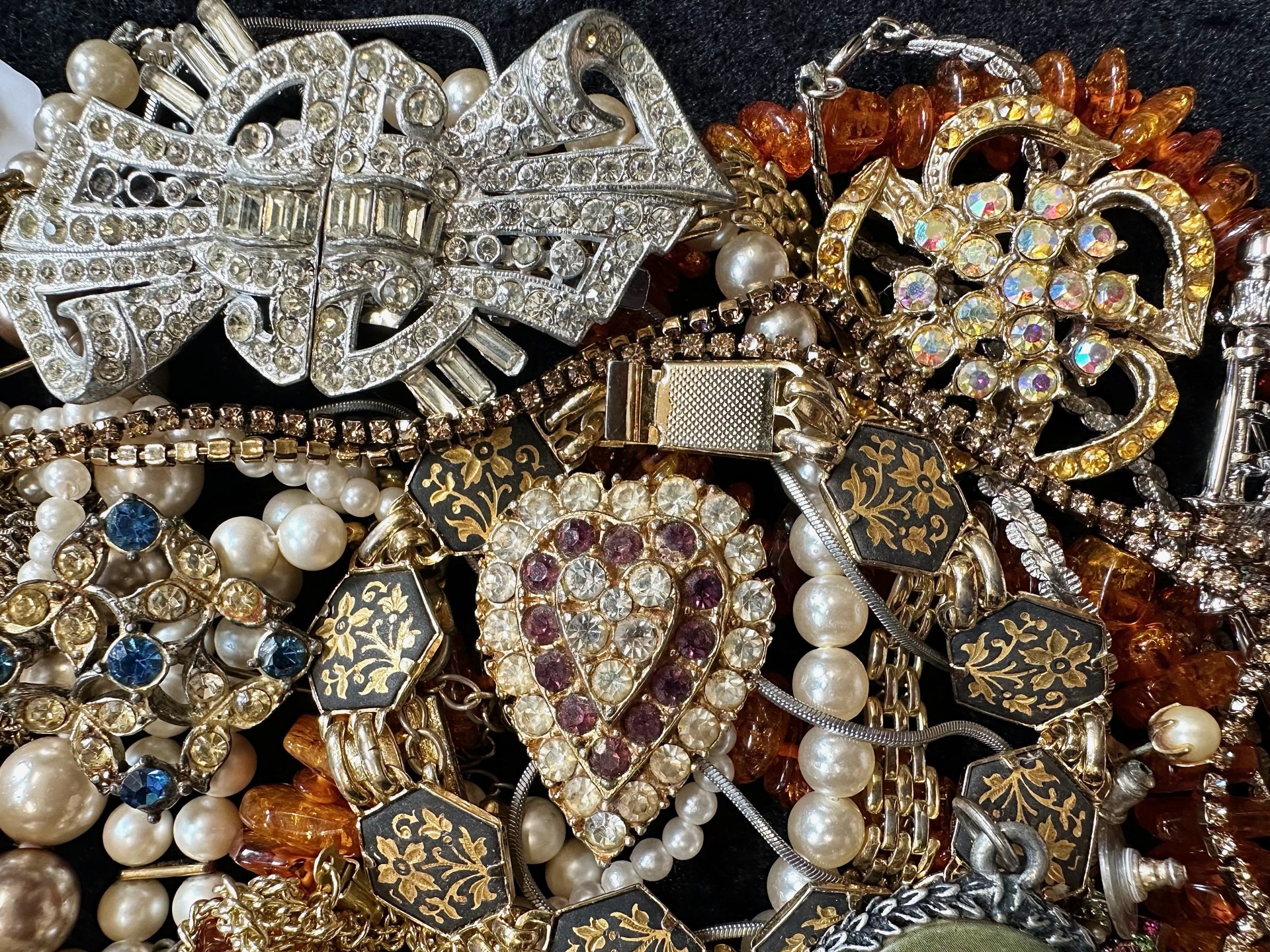 Box of Quality Costume Jewellery, comprising mainly chains, beads and bangles includes some Baltic - Bild 4 aus 4
