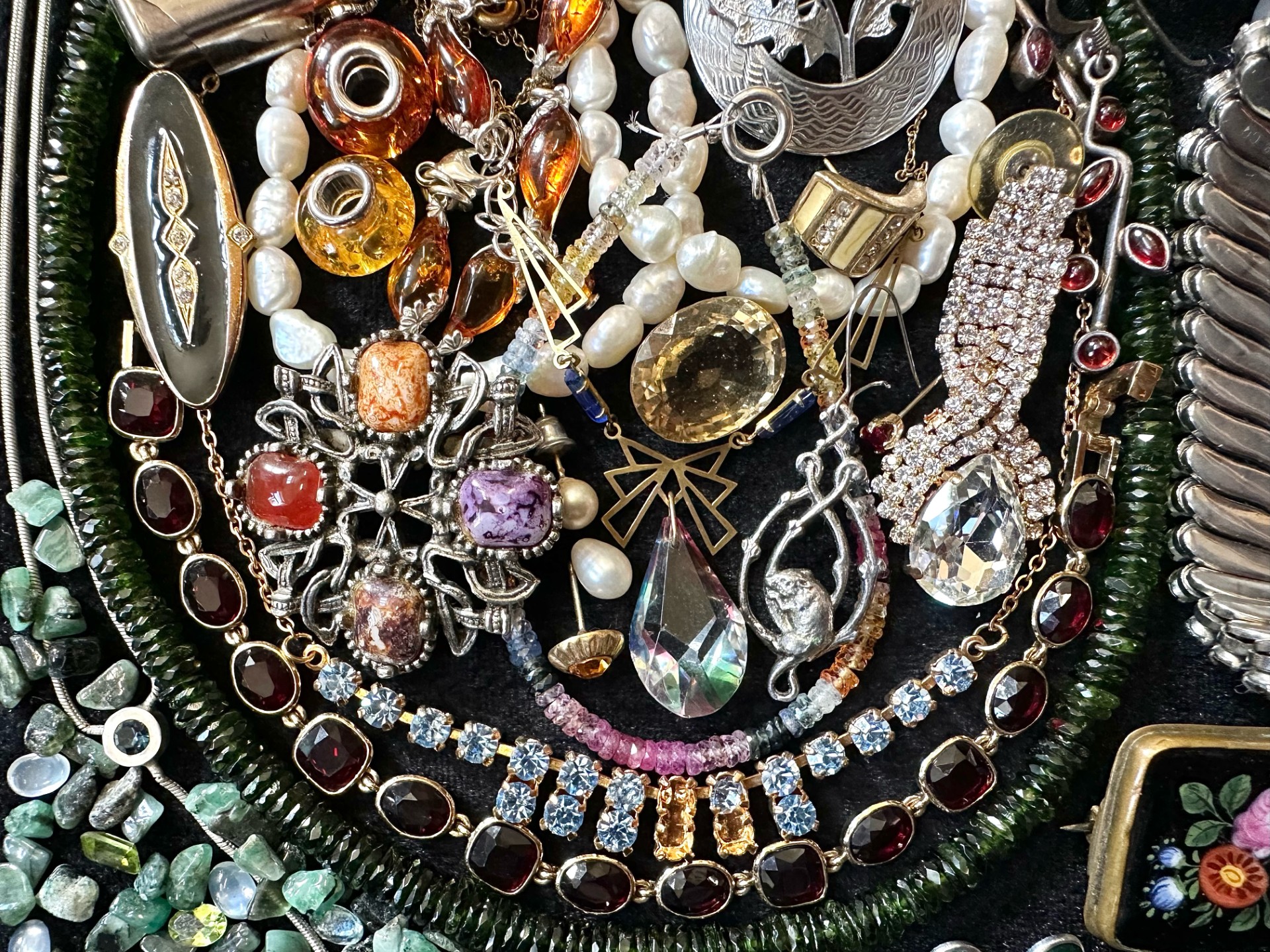 Collection of Vintge Costume Jewellery, comprising beads, earrings, necklaces, brooches, - Image 3 of 4