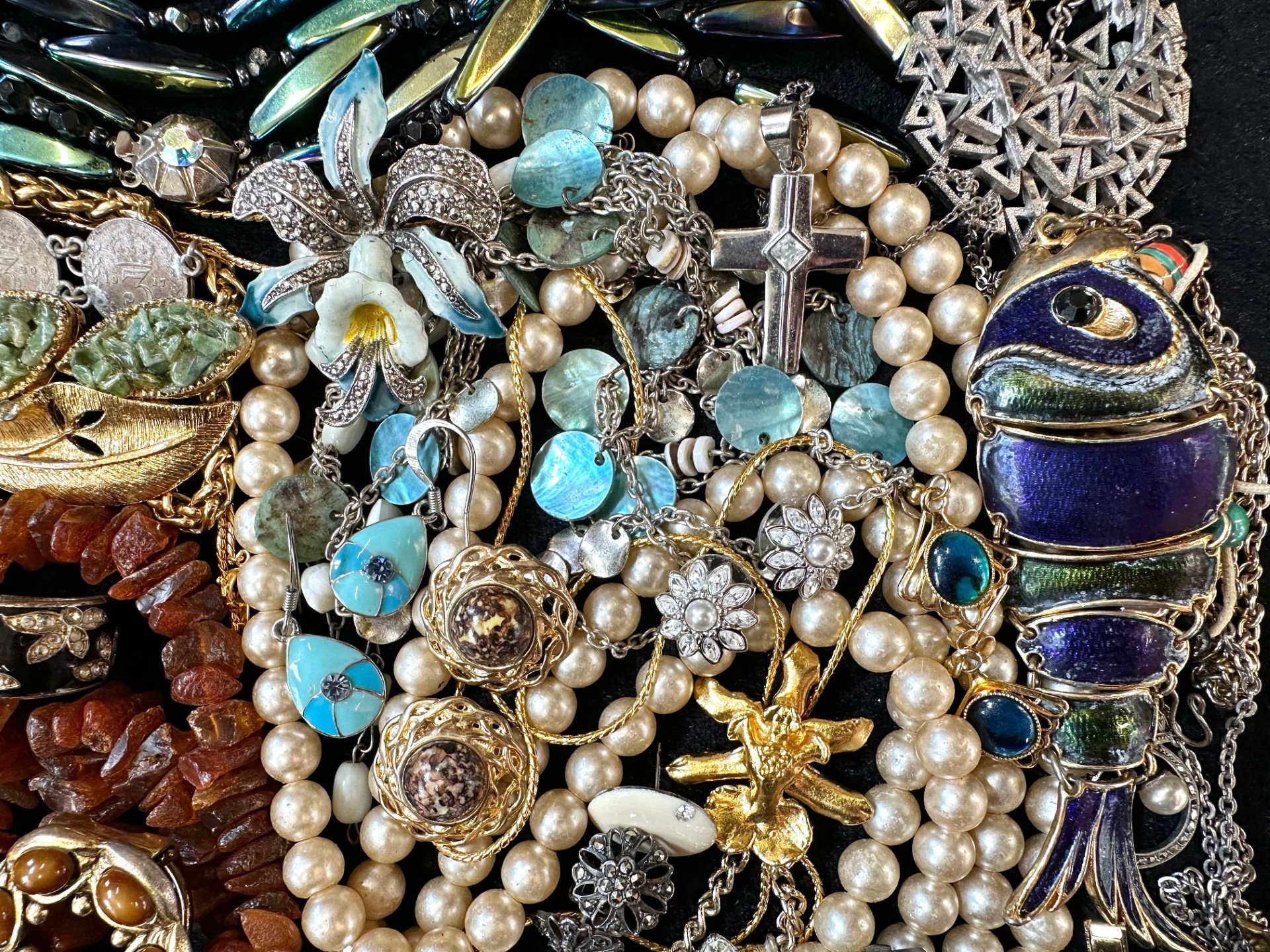 A Collection of Vintage Costume Jewellery to include necklaces, pearls, brooches, gold tone - Image 3 of 4