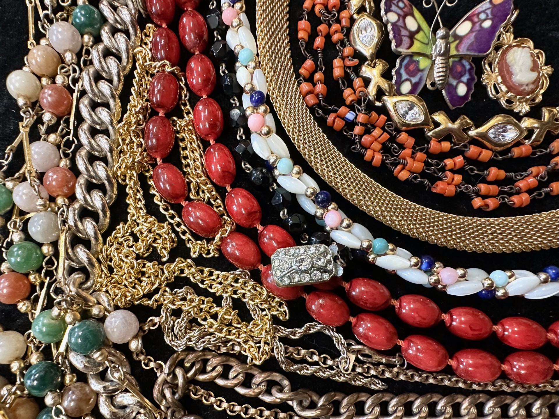 Box of Quality Costume Jewellery, mostly vintage, comprising bracelets, beads, pearls, bangles, - Image 4 of 4