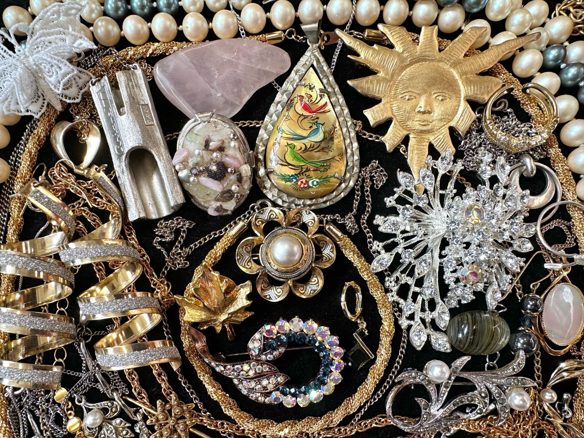 A Collection of Vintage Costume Jewellery to include necklaces, pearls, brooches, gold tone - Image 2 of 4