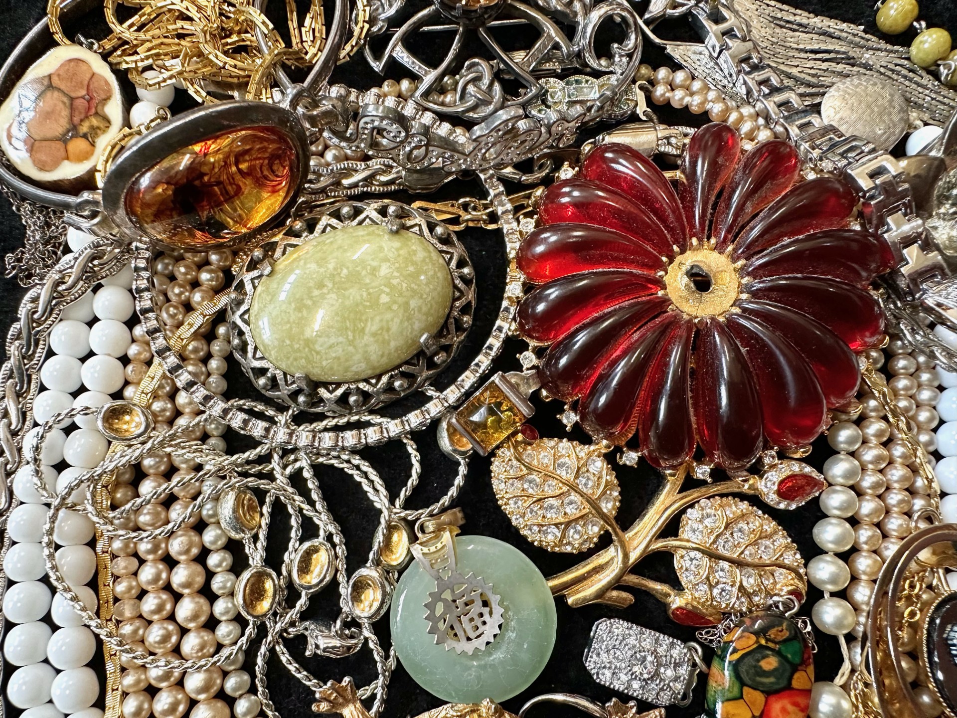 A Collection of Vintage Costume Jewellery to include necklaces, pearls, brooches, gold tone - Image 3 of 4