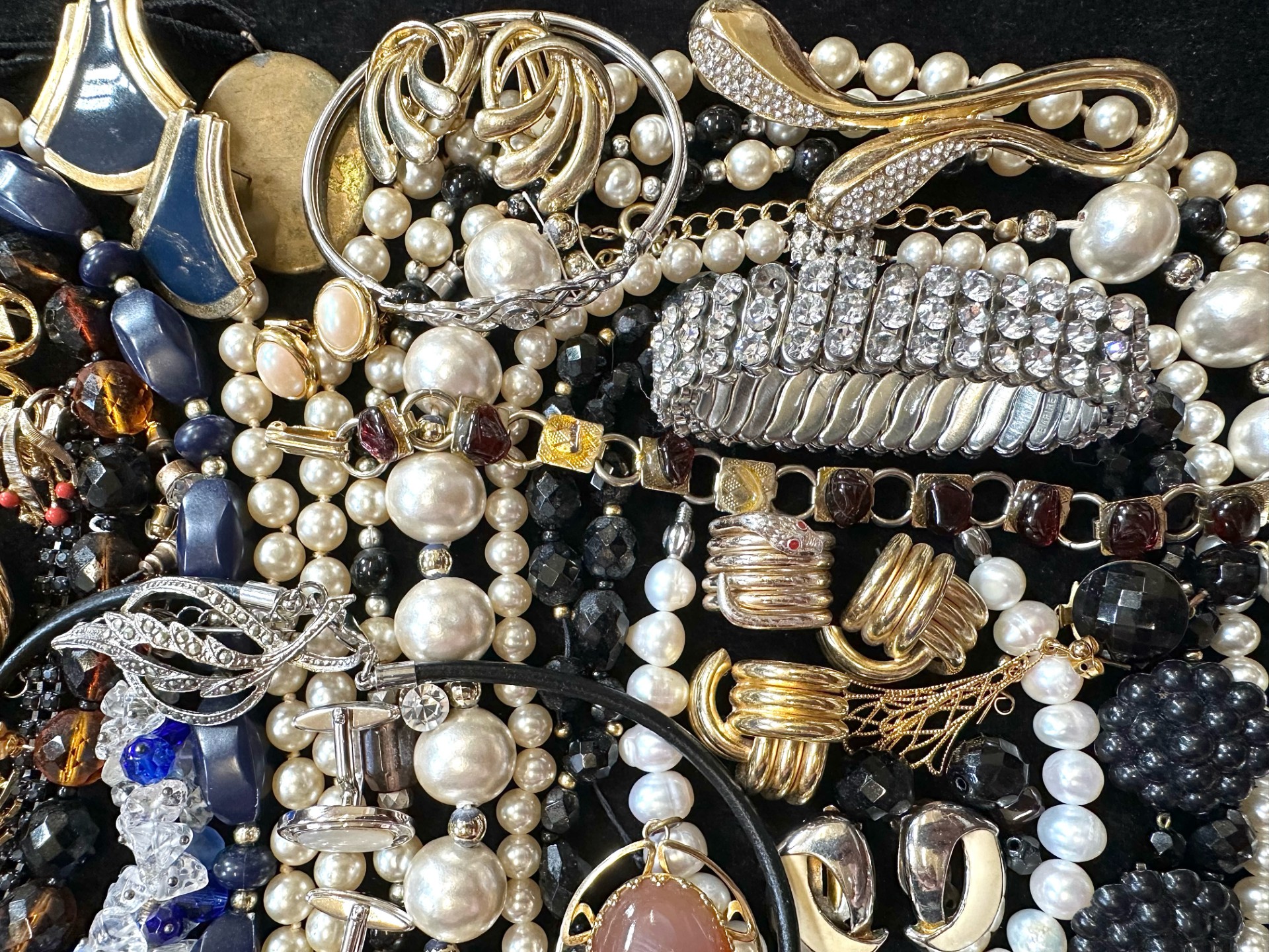 A Collection of Vintage Costume Jewellery to include necklaces, pearls, brooches, gold tone - Image 4 of 4