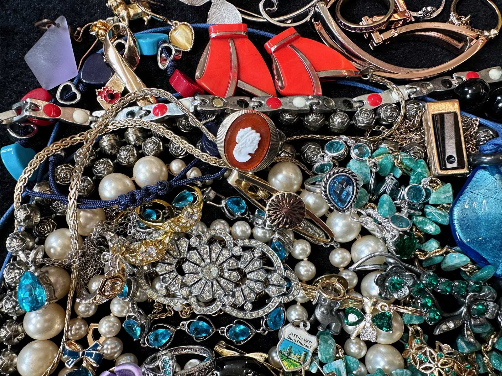 Collection of Vintage Costume Jewellery, comprising beads, earrings, necklaces, brooches, bracelets, - Image 4 of 5