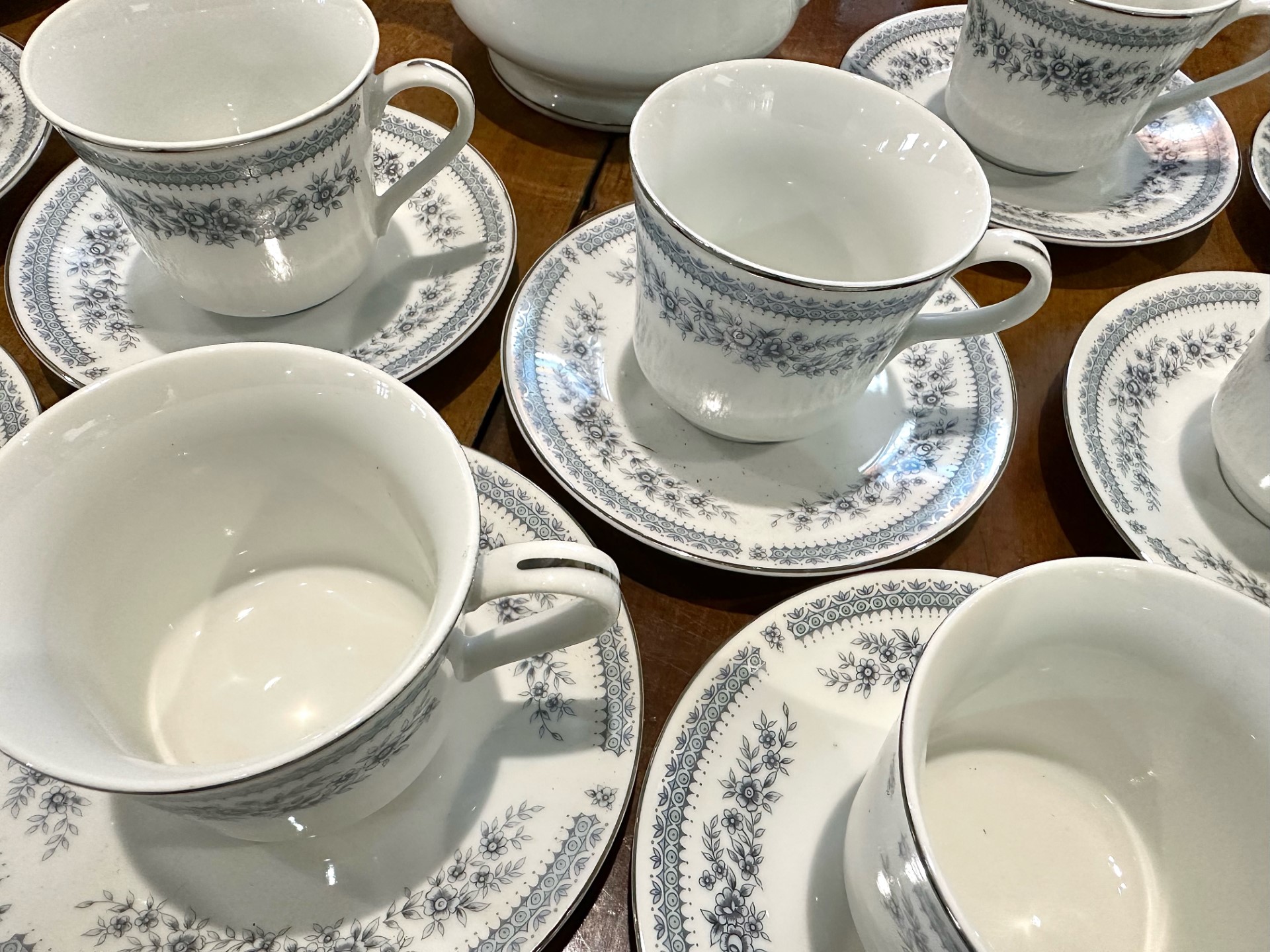 Hadleigh Tea Set, comprising teapot, lidded sugar bowl, sixteen cups and sixteen saucers. - Image 4 of 4