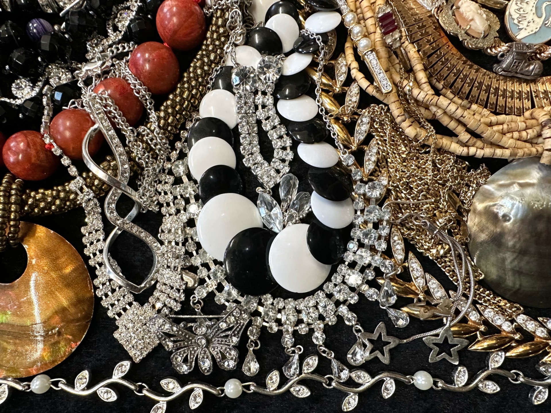 A Collection of Vintage Costume Jewellery to include necklaces, pearls, brooches, gold tone - Image 3 of 4