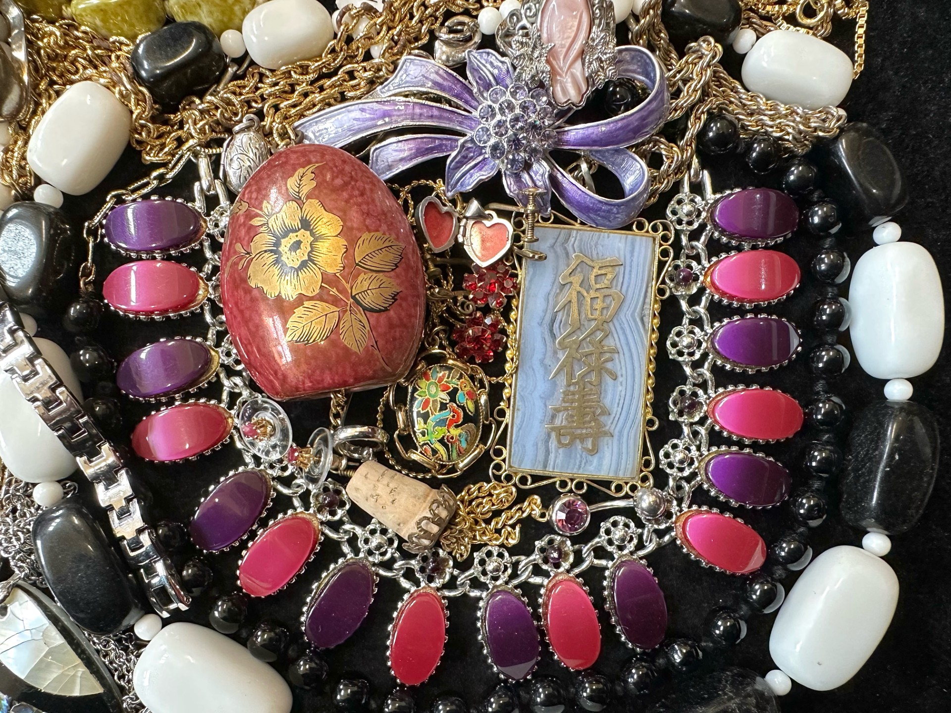 A Collection of Vintage Costume Jewellery to include necklaces, pearls, brooches, gold tone - Image 4 of 4