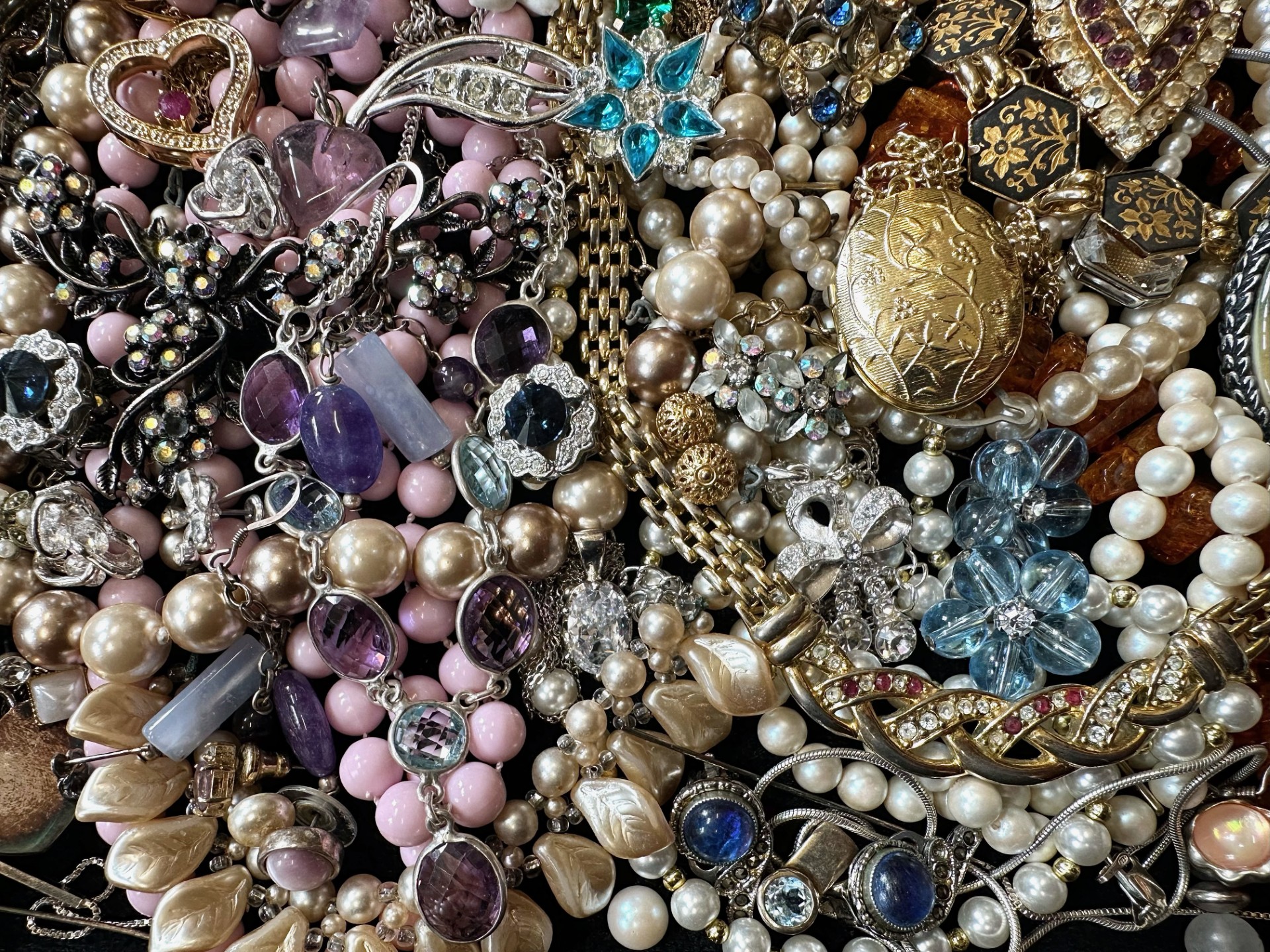 Box of Quality Costume Jewellery, comprising mainly chains, beads and bangles includes some Baltic - Bild 3 aus 4