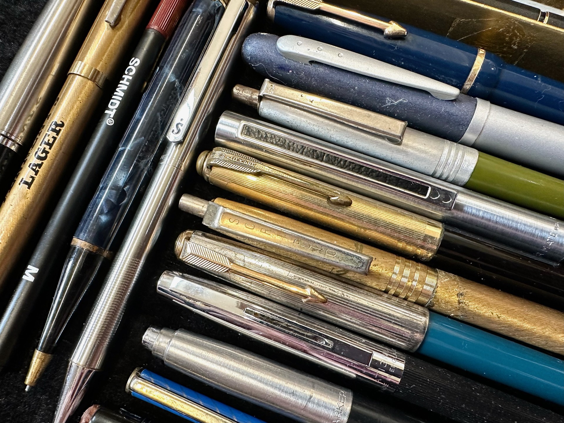 Collection of Vintage Fountain & Ballpoint Pens, including a Cross black fountain pen in original - Image 2 of 3