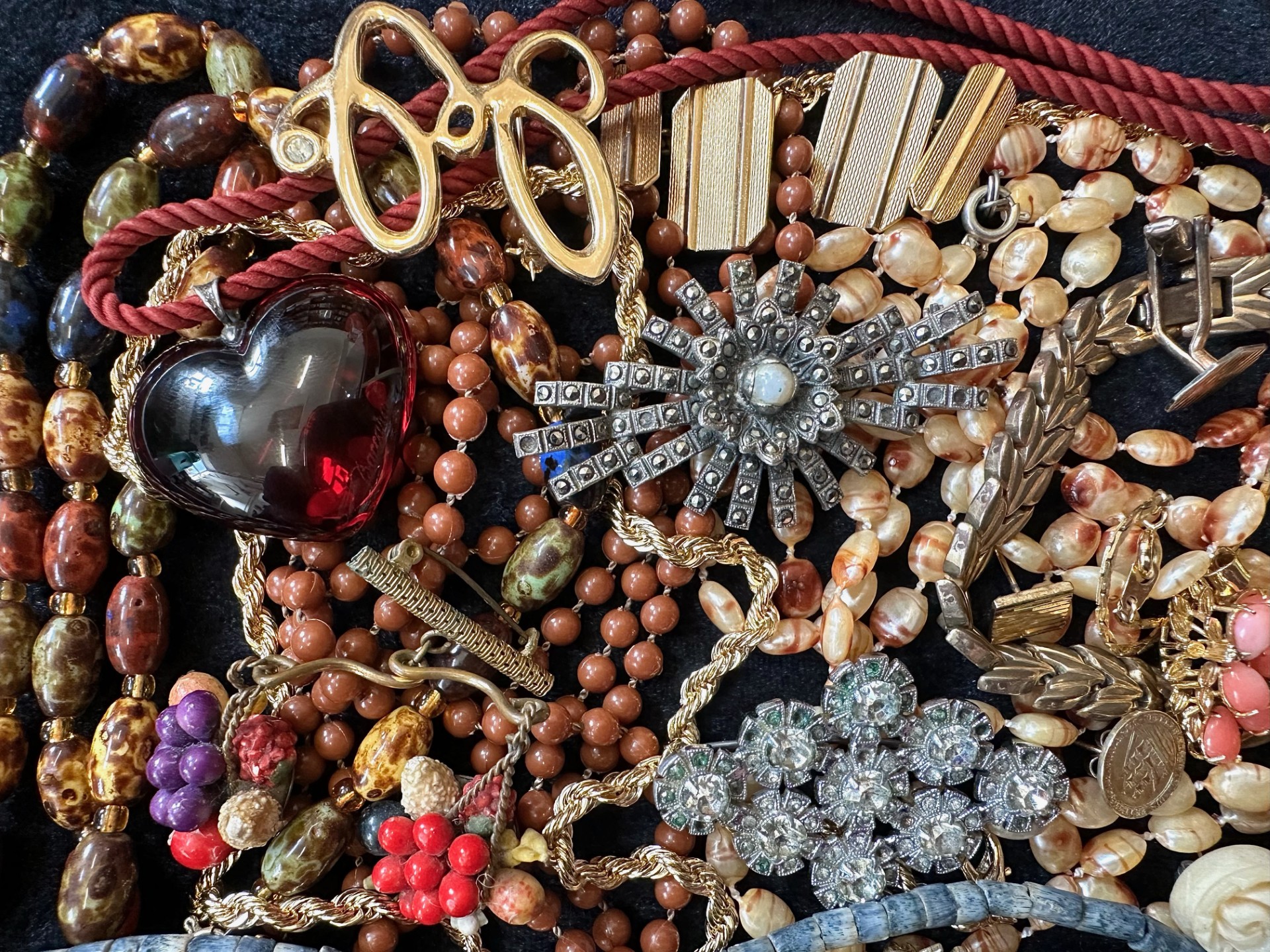 Collection of Vintage Costume Jewellery, comprising beads, earrings, necklaces, brooches, bracelets, - Image 3 of 4