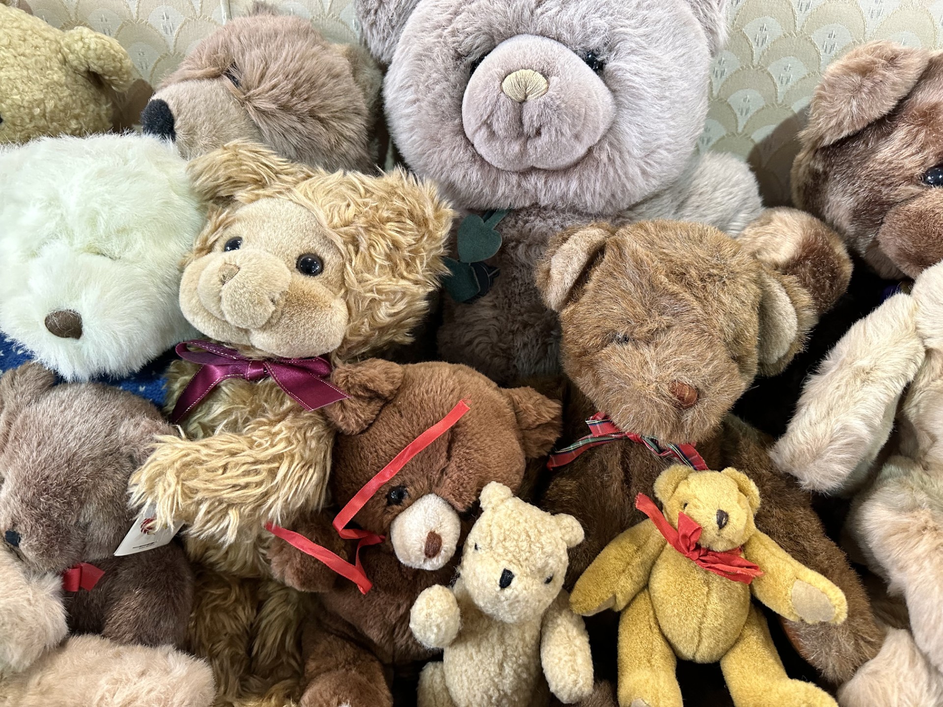 Box of Teddy Bears, including Gund, assorted Russ, all shapes and sizes and colours. Lovely - Image 3 of 4