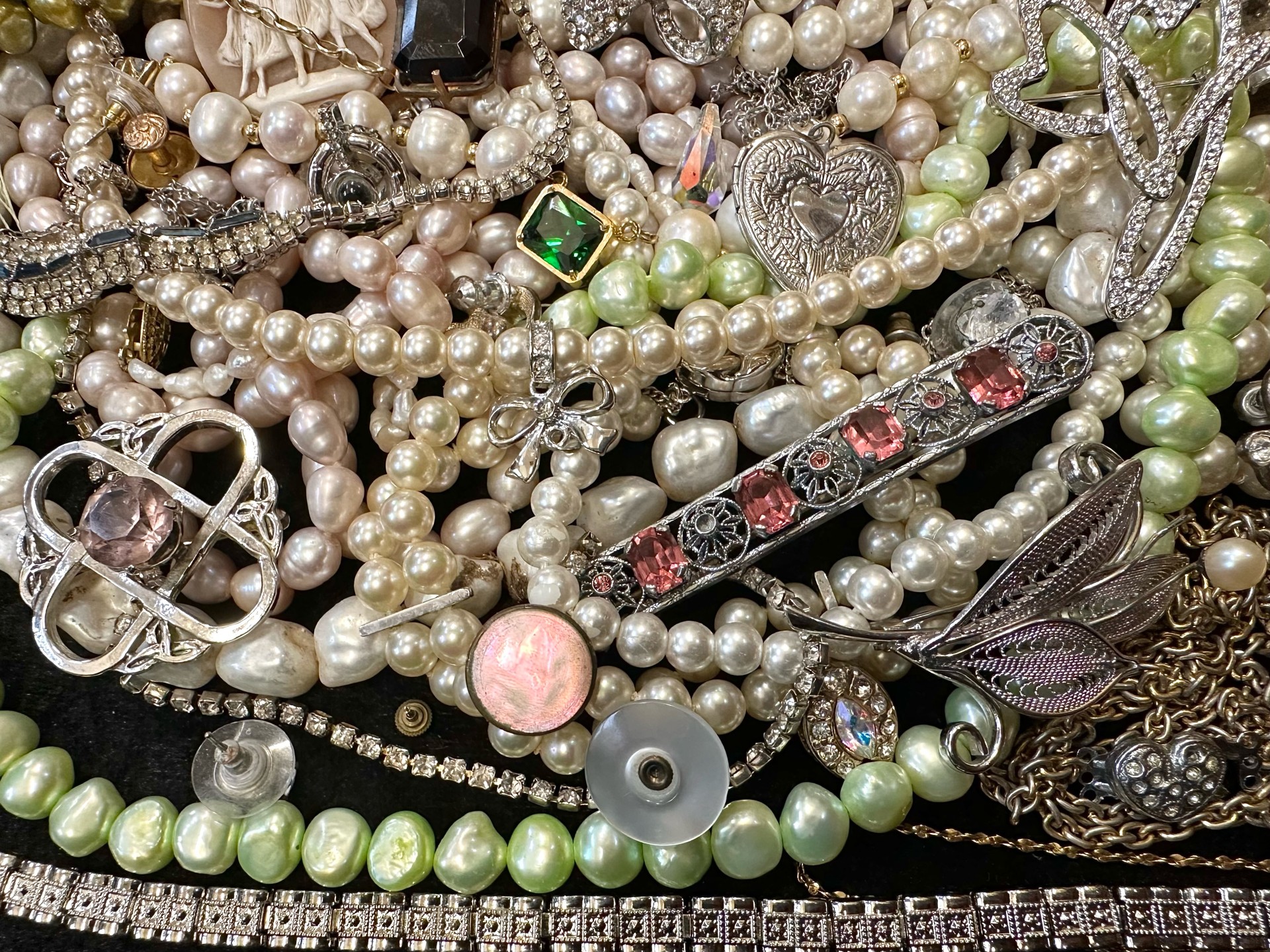 Box of Quality Costume Jewellery, comprising pearls, beads, chains, brooches, pendants, bracelets, - Image 3 of 4