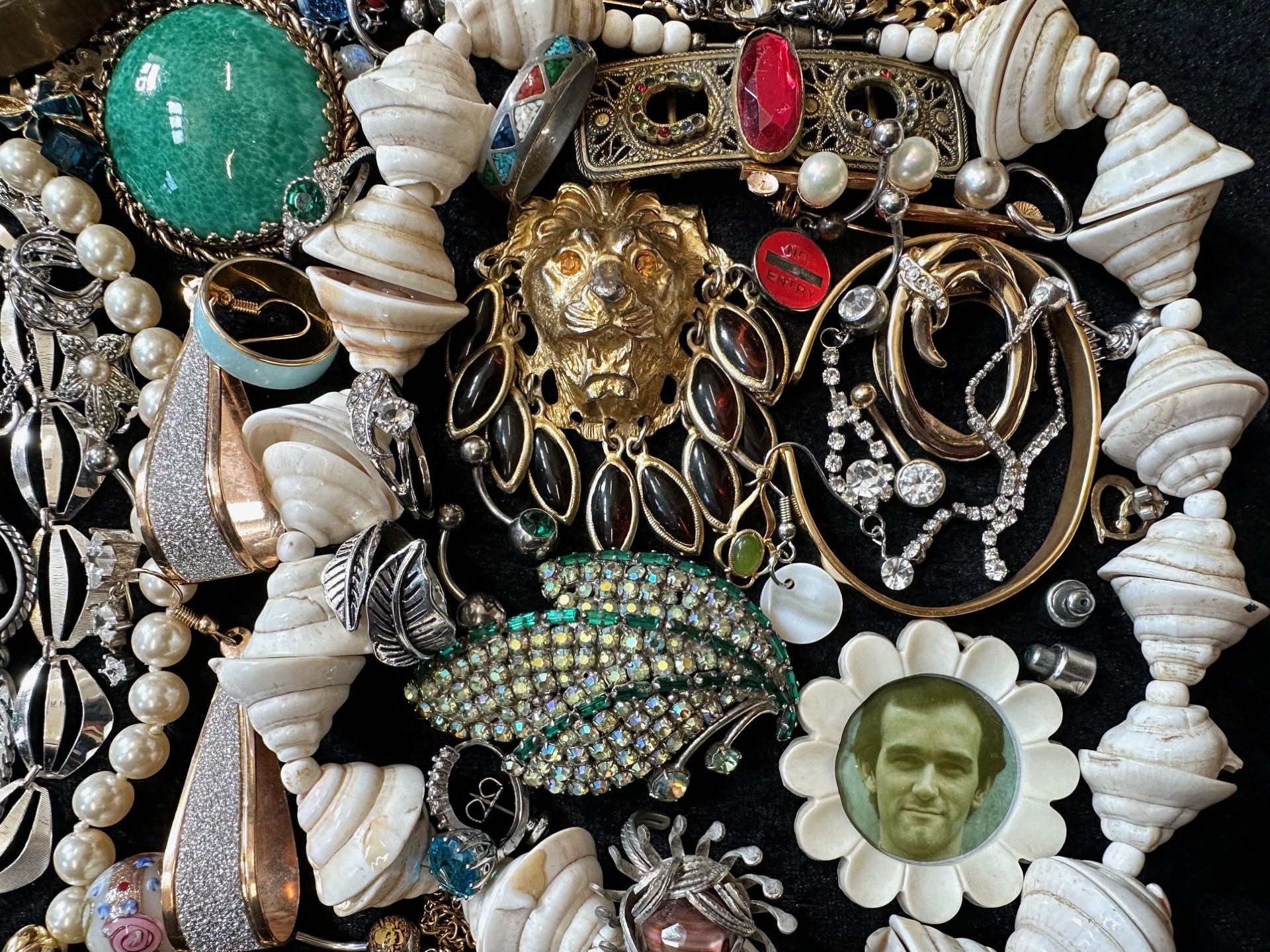 Collection of Vintage Costume Jewellery, comprising beads, earrings, necklaces, brooches, bracelets, - Image 2 of 4