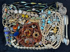 A Collection of Vintage Costume Jewellery to include necklaces, pearls, brooches, gold tone