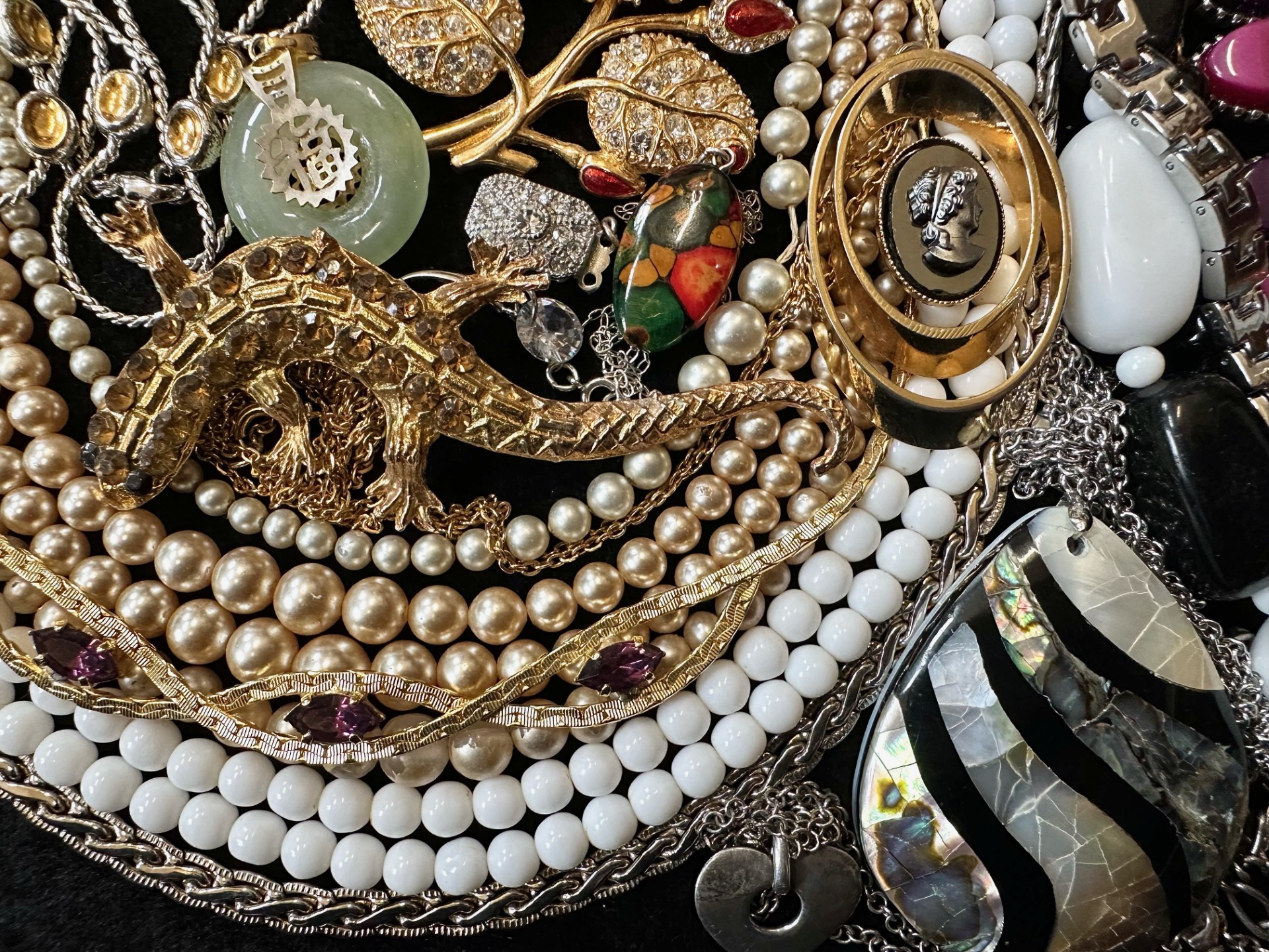 A Collection of Vintage Costume Jewellery to include necklaces, pearls, brooches, gold tone - Image 2 of 4