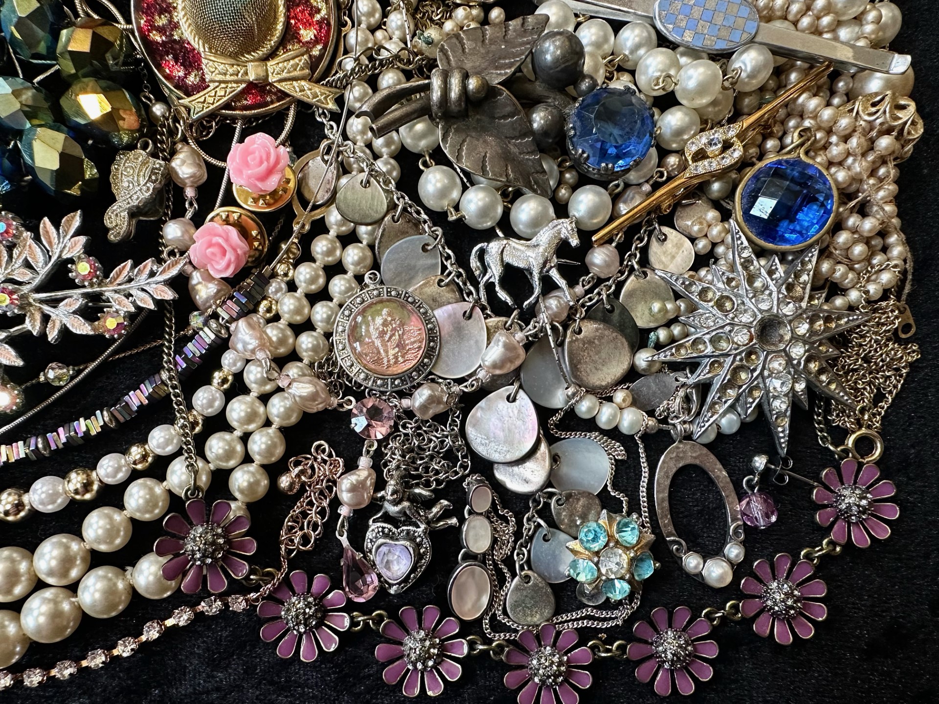 Collection of Quality Costume Jewellery, comprising pearls, beads, brooches, bangles, bracelets, - Image 3 of 5