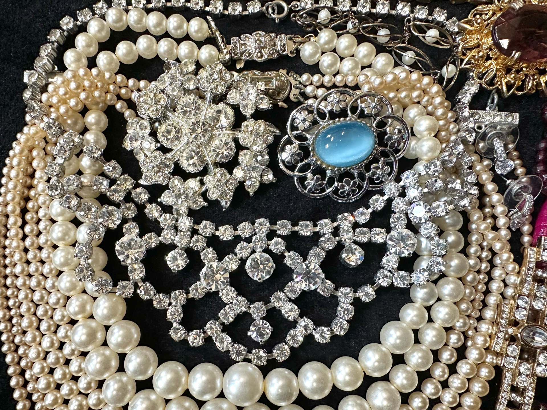 A Collection of Vintage Costume Jewellery to include necklaces, pearls, brooches, gold tone - Image 2 of 4