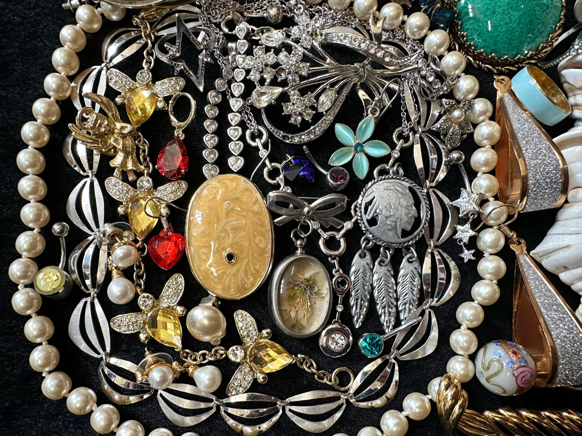 Collection of Vintage Costume Jewellery, comprising beads, earrings, necklaces, brooches, bracelets, - Image 3 of 4