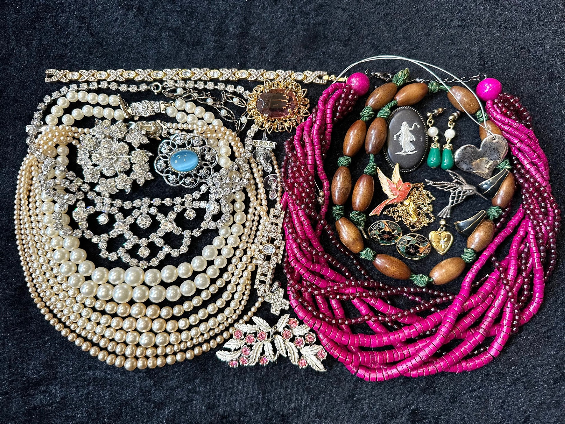 A Collection of Vintage Costume Jewellery to include necklaces, pearls, brooches, gold tone