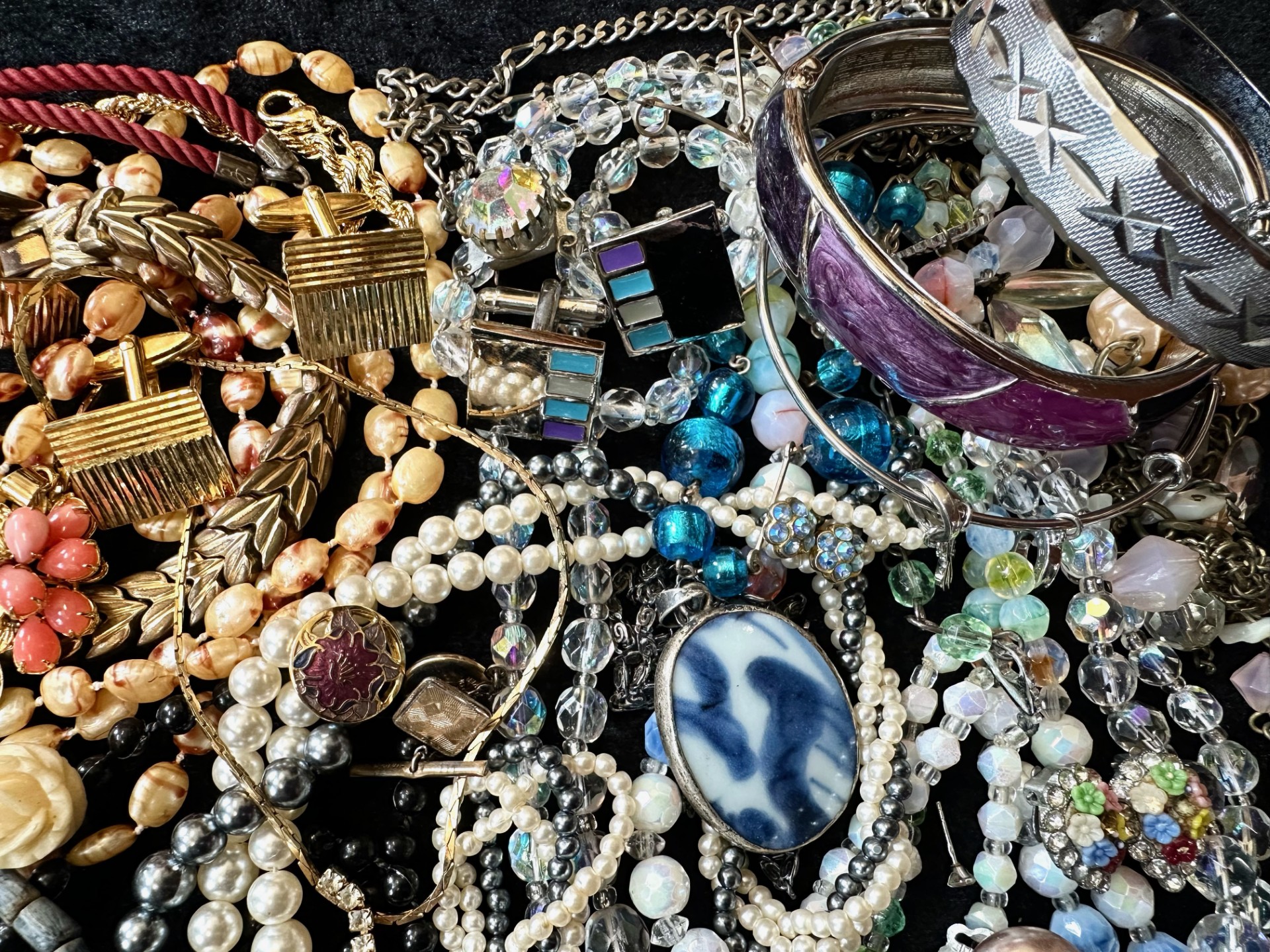 Collection of Vintage Costume Jewellery, comprising beads, earrings, necklaces, brooches, bracelets, - Image 4 of 4