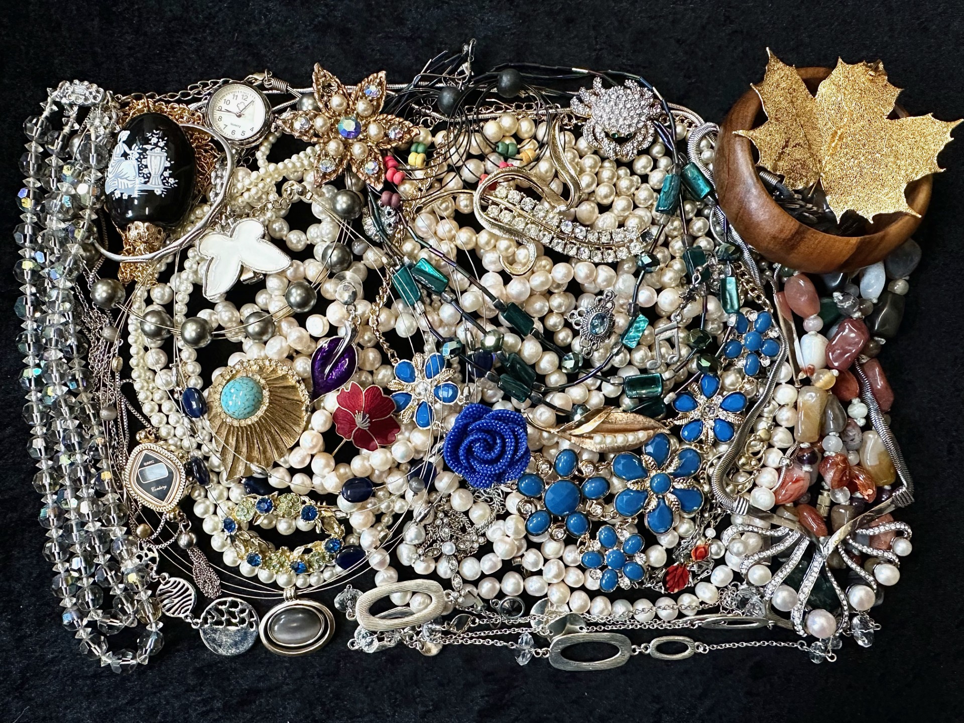 A Collection of Vintage Costume Jewellery to include necklaces, pearls, brooches, gold tone