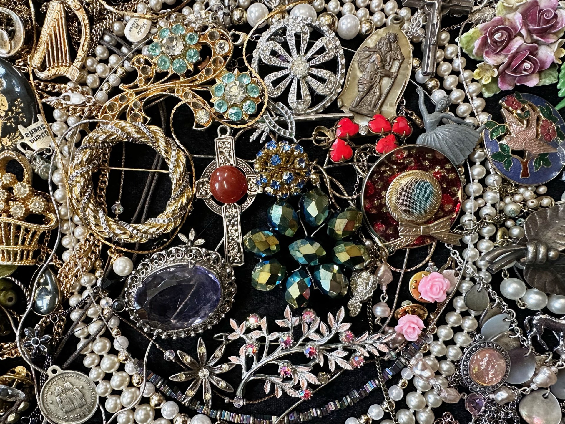 Collection of Quality Costume Jewellery, comprising pearls, beads, brooches, bangles, bracelets, - Image 2 of 5