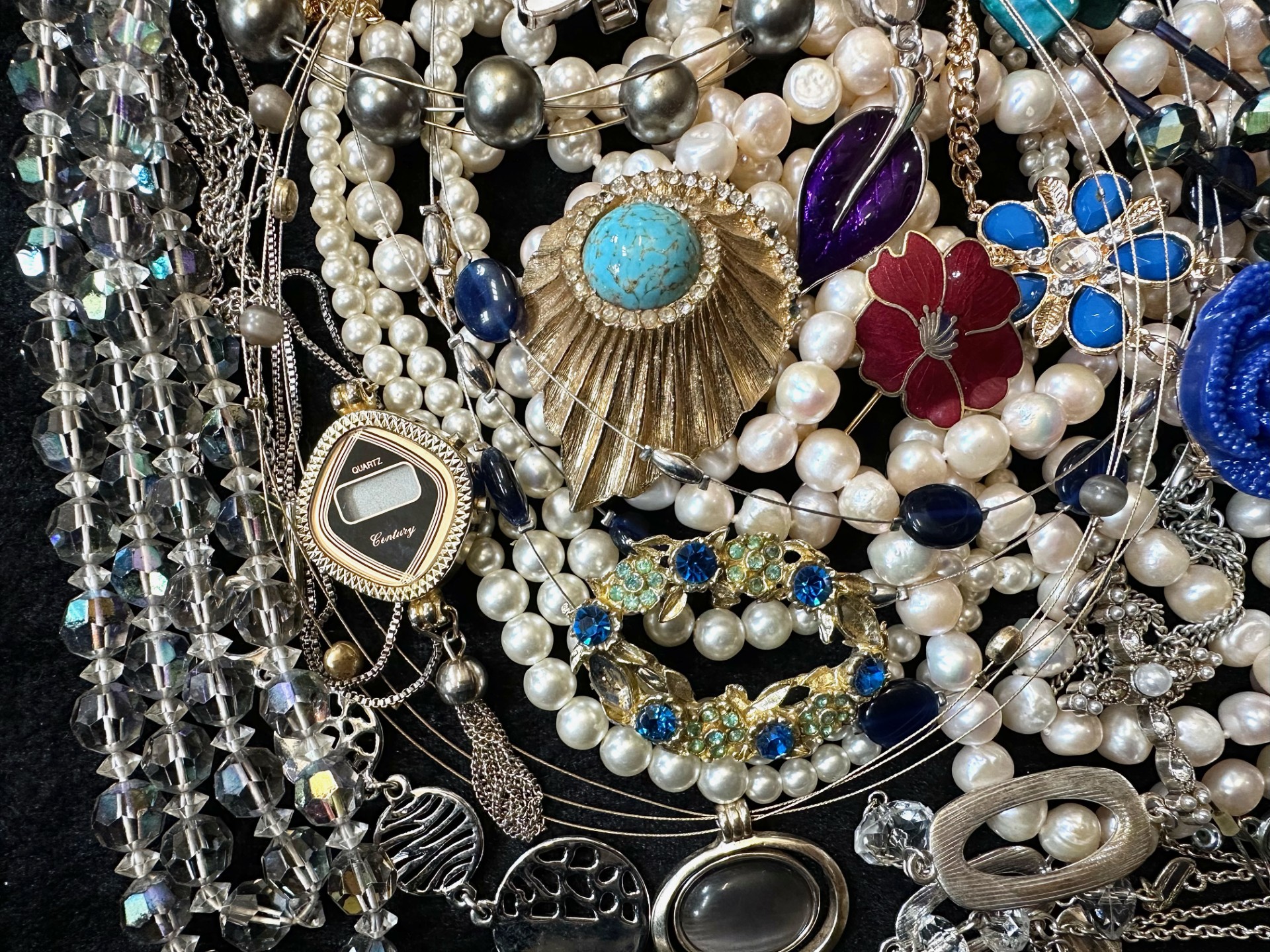 A Collection of Vintage Costume Jewellery to include necklaces, pearls, brooches, gold tone - Image 2 of 4