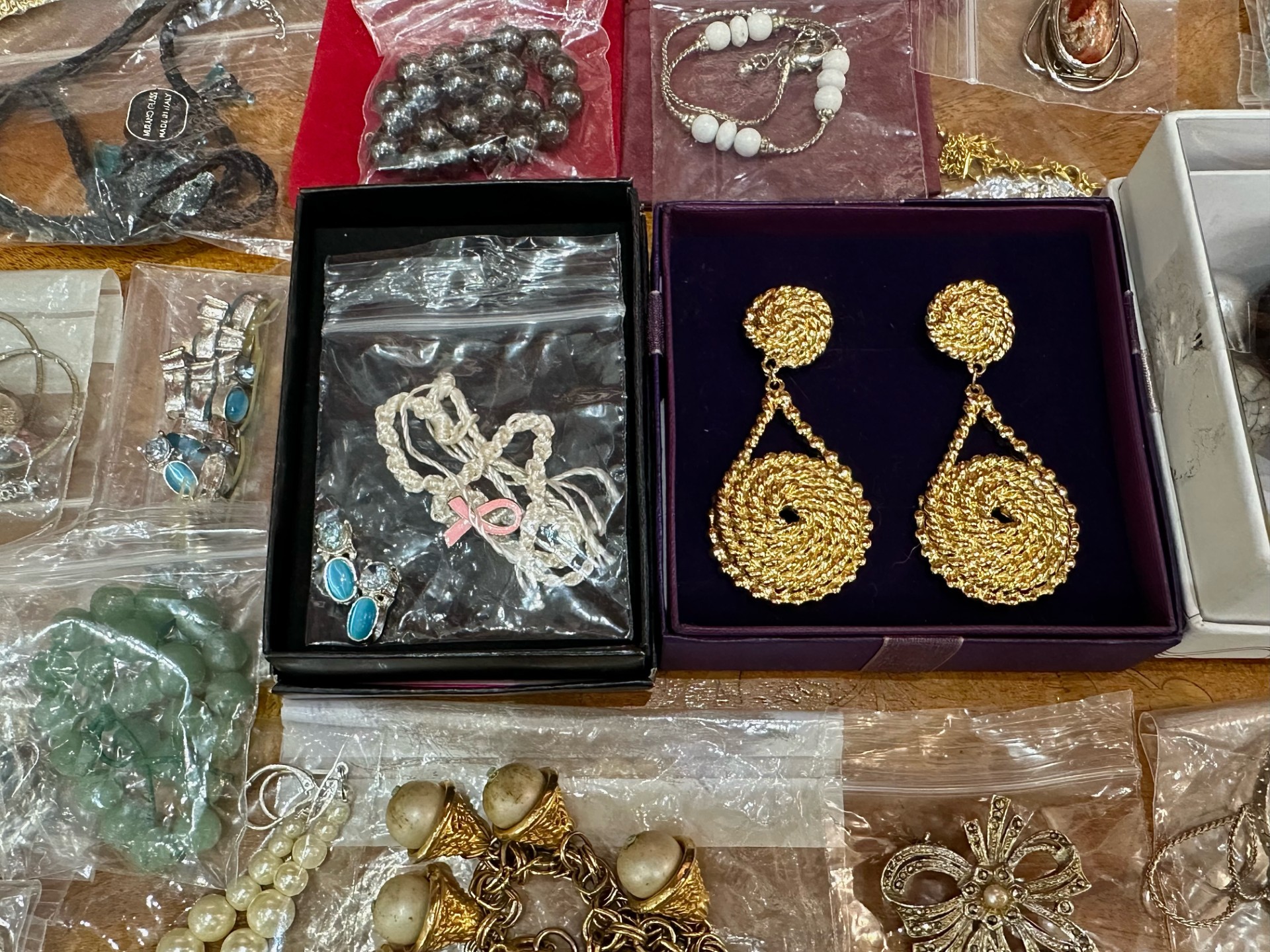 Box of Quality Costume Jewellery, comprising chains, beads, brooches, pendants, bracelets, - Image 5 of 7