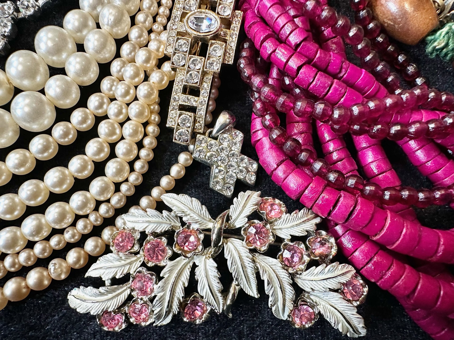 A Collection of Vintage Costume Jewellery to include necklaces, pearls, brooches, gold tone - Image 3 of 4