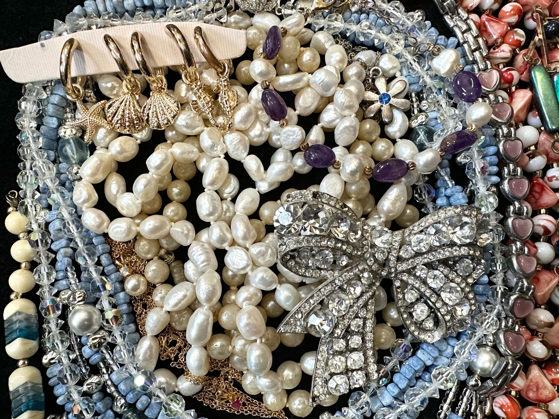 A Collection of Vintage Costume Jewellery to include necklaces, pearls, brooches, gold tone - Image 2 of 5