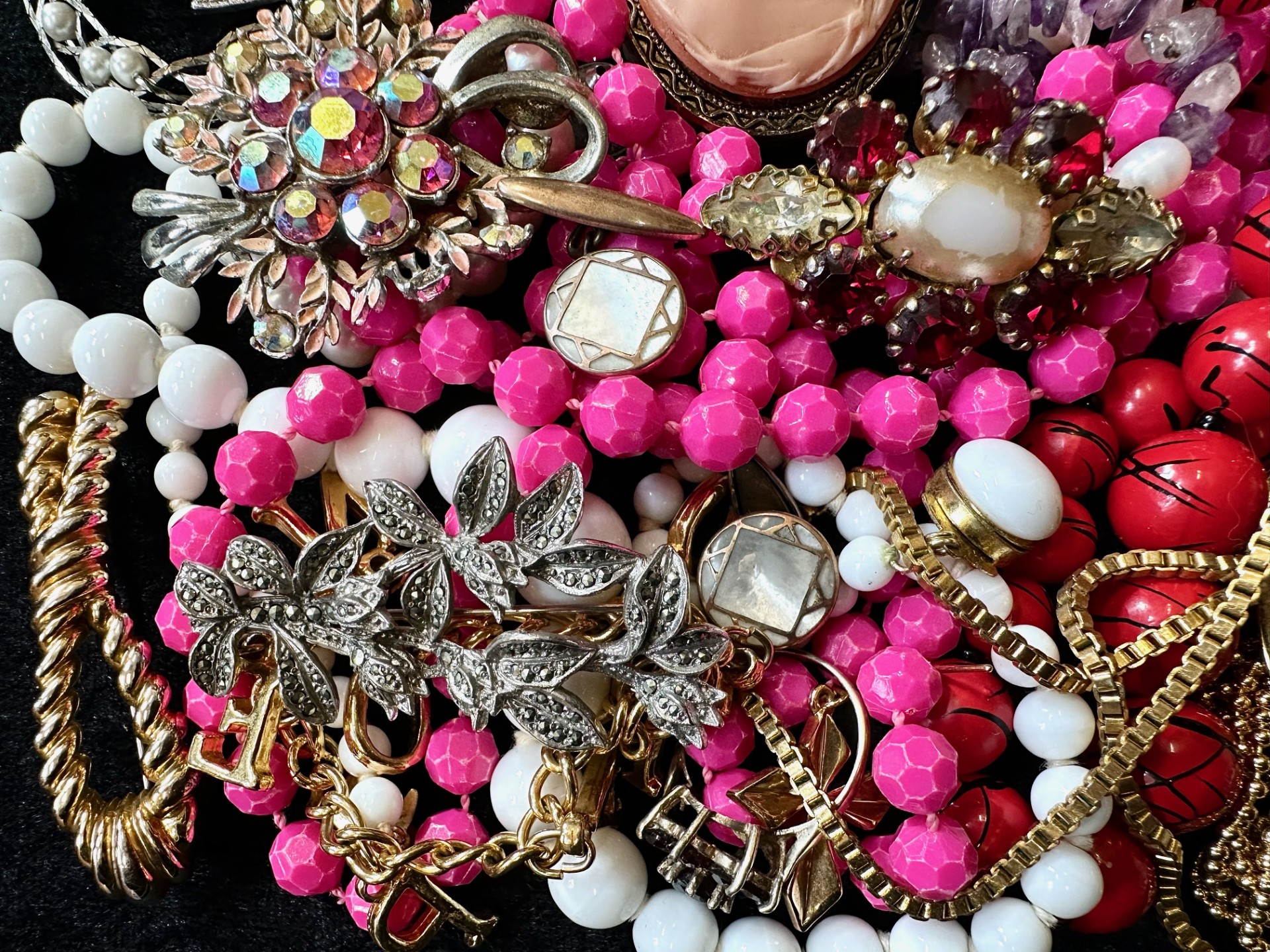 Box of Quality Costume Jewellery, comprising chains, beads, brooches, pendants, bracelets, - Image 3 of 4