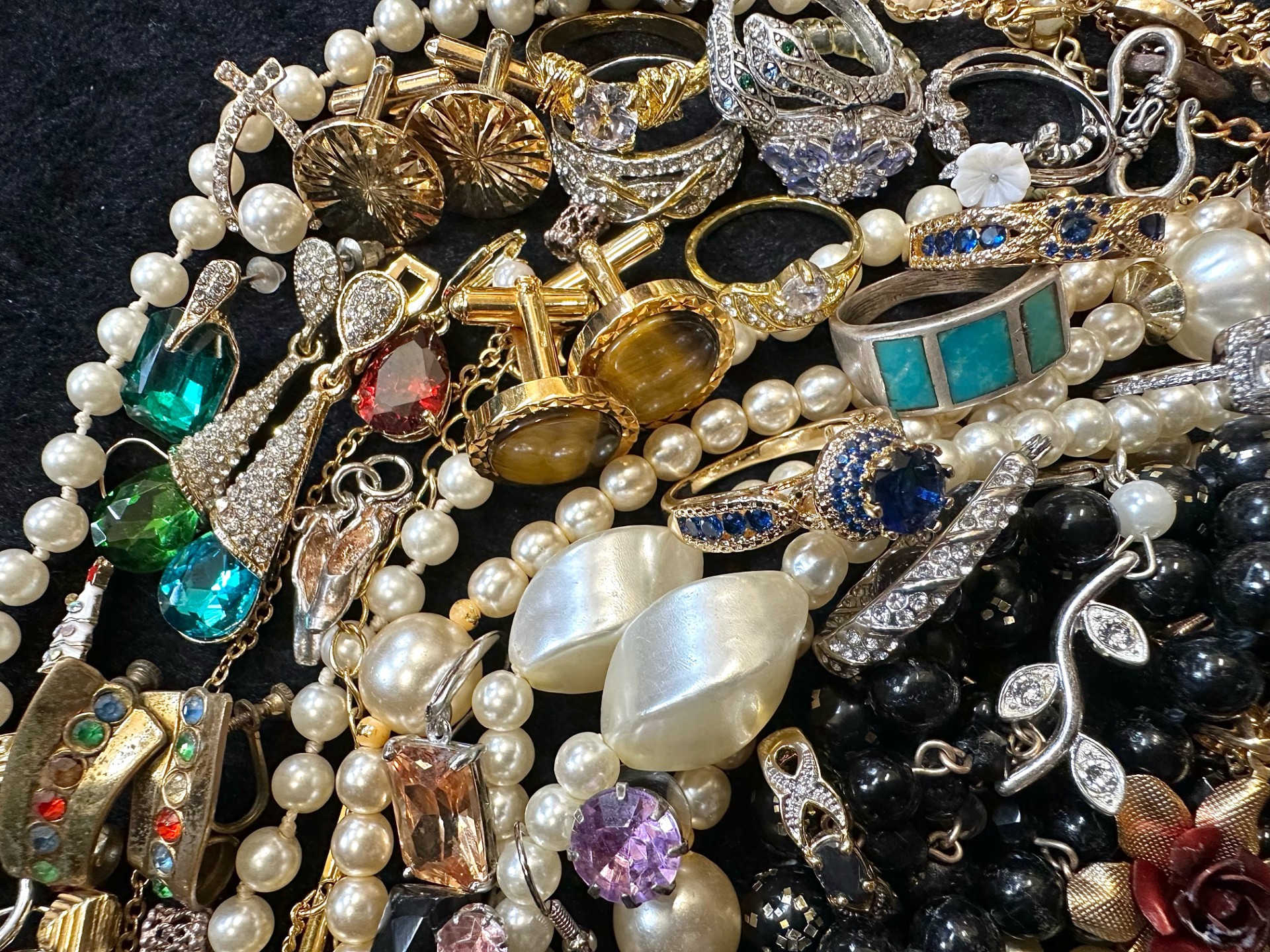 Collection of Costume Jewellery, comprising beads, pearls, crystal necklaces, brooches, bracelets, - Image 4 of 4