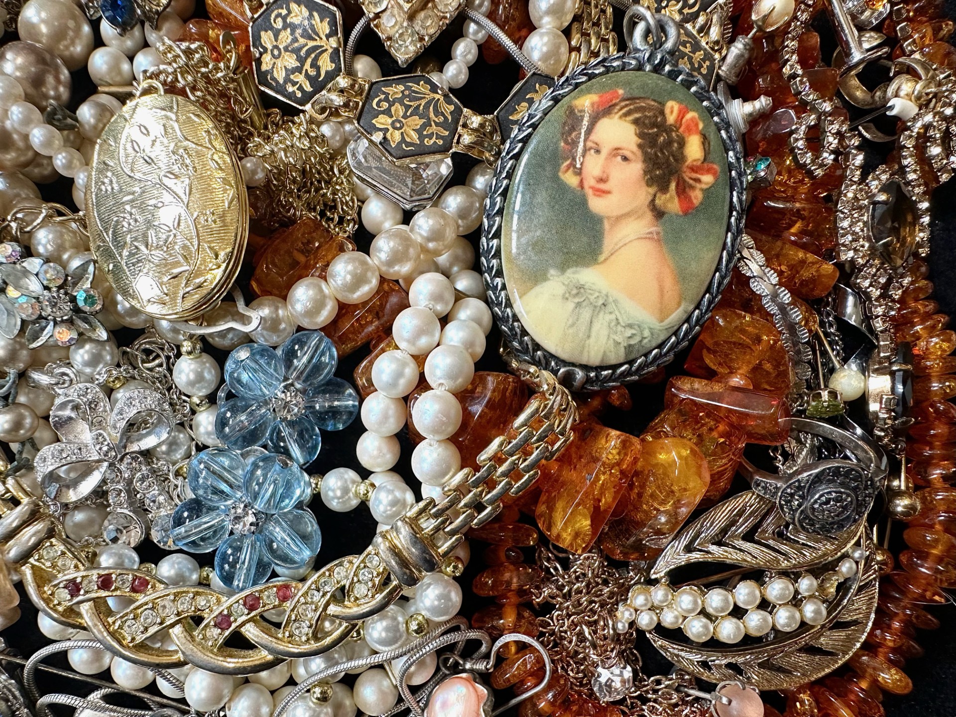 Box of Quality Costume Jewellery, comprising mainly chains, beads and bangles includes some Baltic - Image 2 of 4