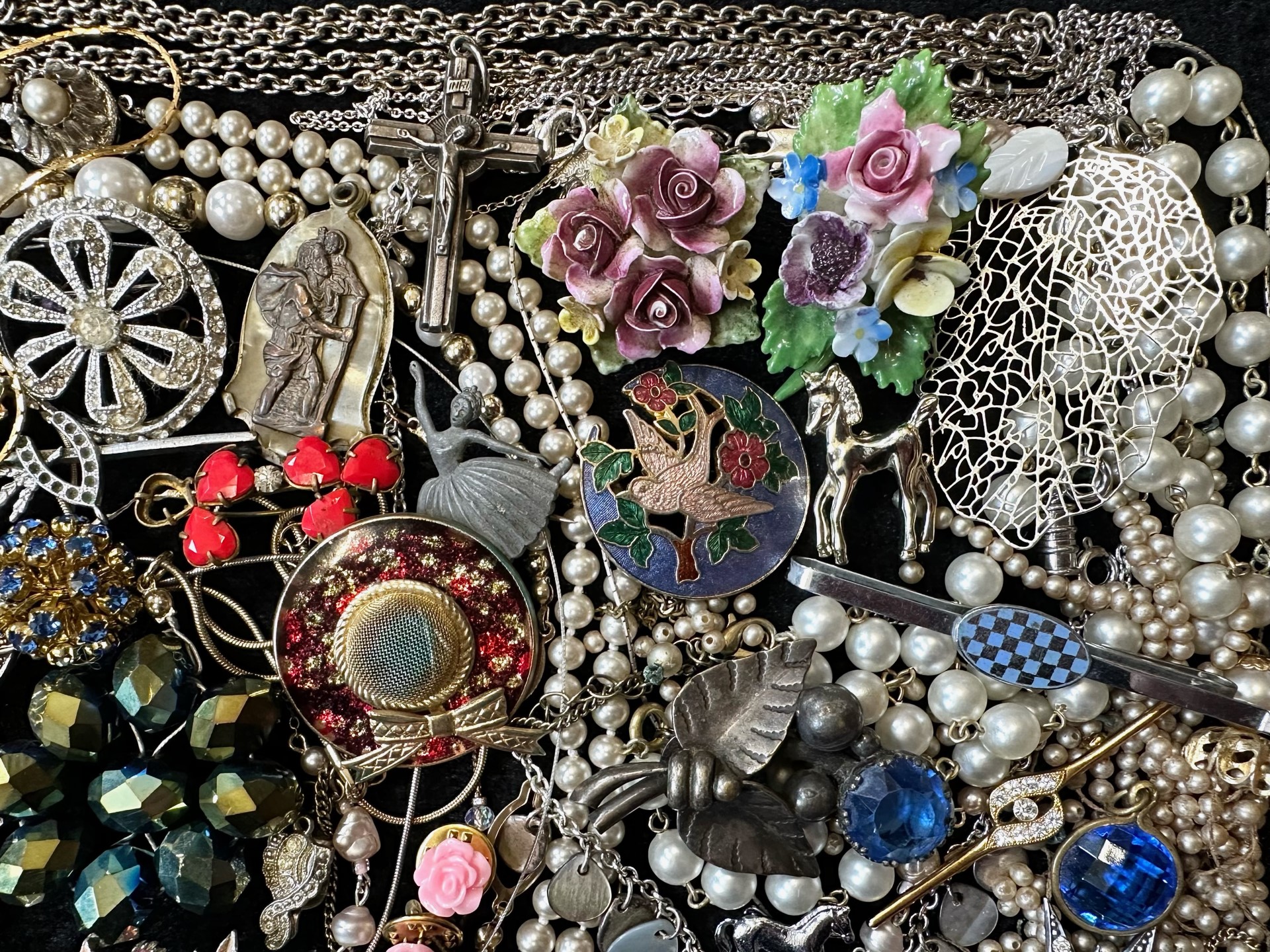 Collection of Quality Costume Jewellery, comprising pearls, beads, brooches, bangles, bracelets, - Image 4 of 5