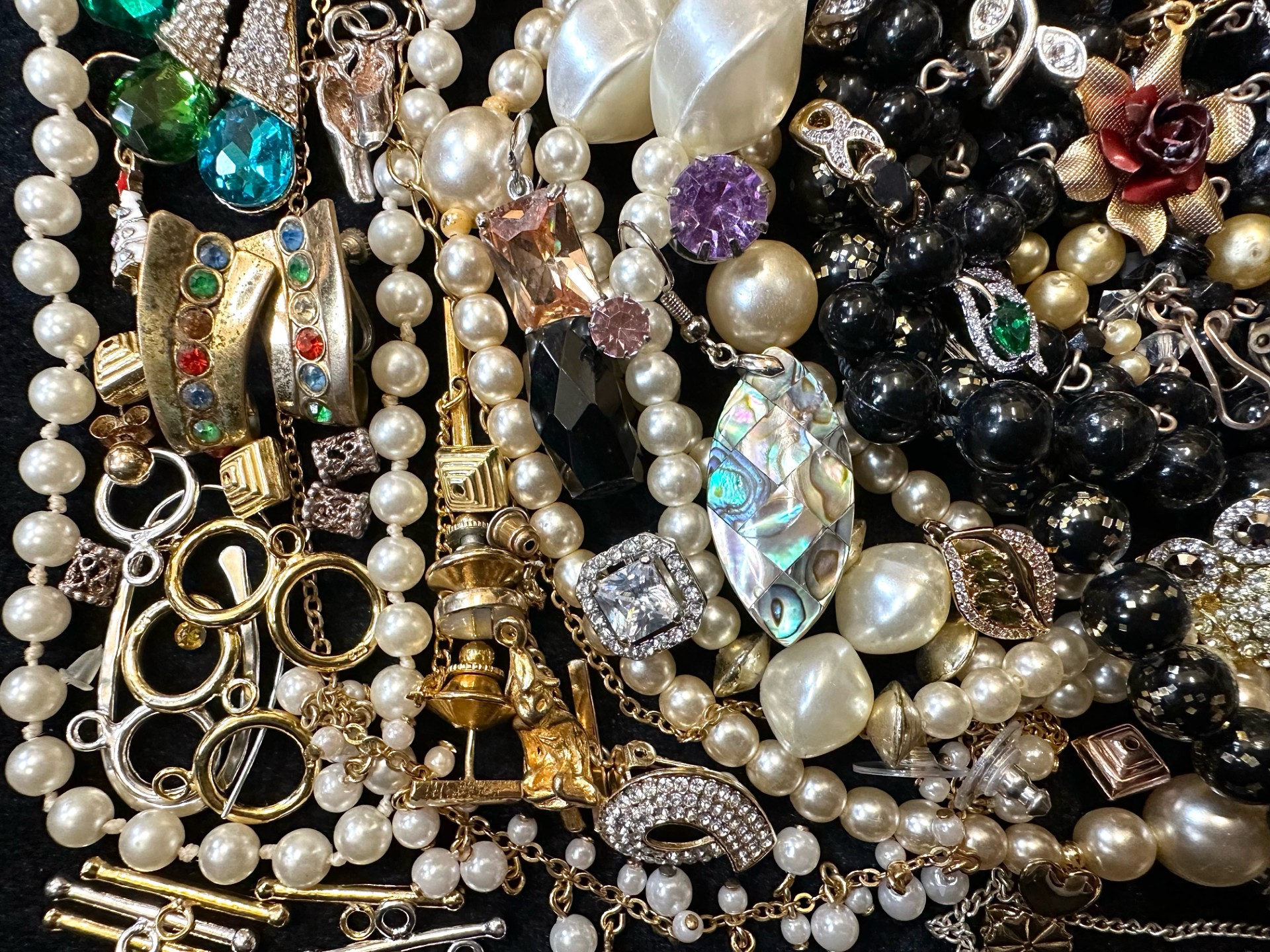 Collection of Costume Jewellery, comprising beads, pearls, crystal necklaces, brooches, bracelets, - Image 2 of 4