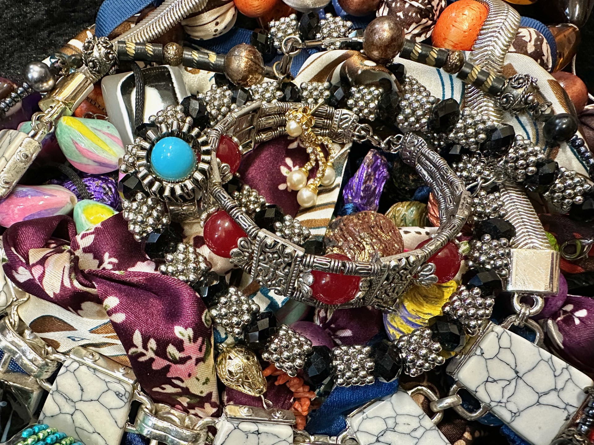 Box of Vintage Costume Jewellery, comprising assorted beads, pearls, necklaces, bracelets, etc. - Image 4 of 4