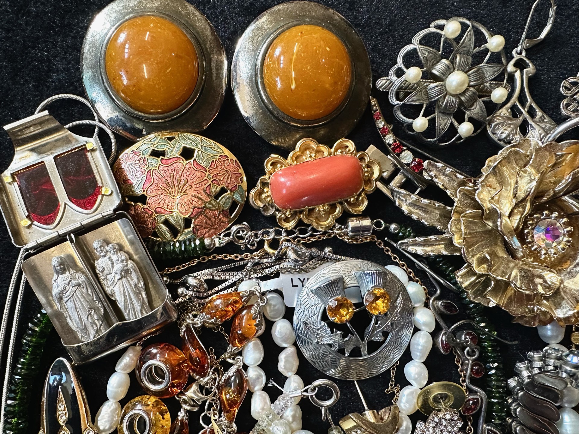 Collection of Vintge Costume Jewellery, comprising beads, earrings, necklaces, brooches, - Image 4 of 4