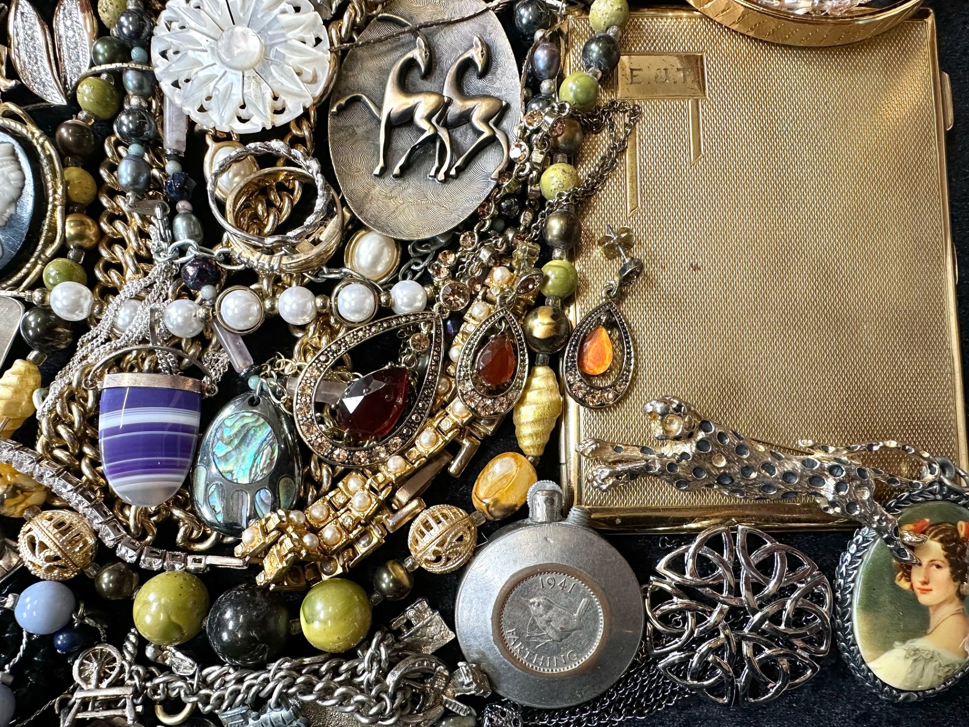 Box of Quality Costume Jewellery, comprising chains, beads, brooches, pendants, bracelets, - Image 4 of 5