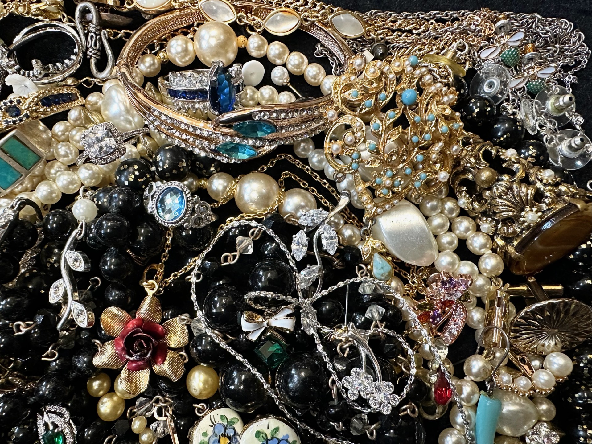 Collection of Costume Jewellery, comprising beads, pearls, crystal necklaces, brooches, bracelets, - Image 3 of 4