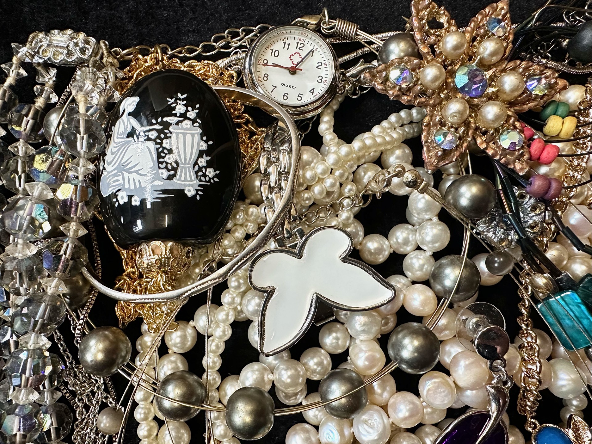 A Collection of Vintage Costume Jewellery to include necklaces, pearls, brooches, gold tone - Image 3 of 4