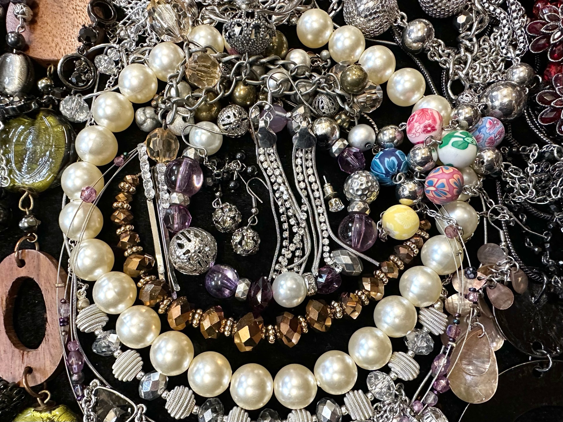 Box of Quality Costume Jewellery, comprising chains, brooches, pendants, bracelets, bangles, - Image 2 of 5