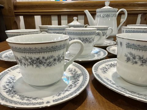 Hadleigh Tea Set, comprising teapot, lidded sugar bowl, sixteen cups and sixteen saucers. - Image 2 of 4