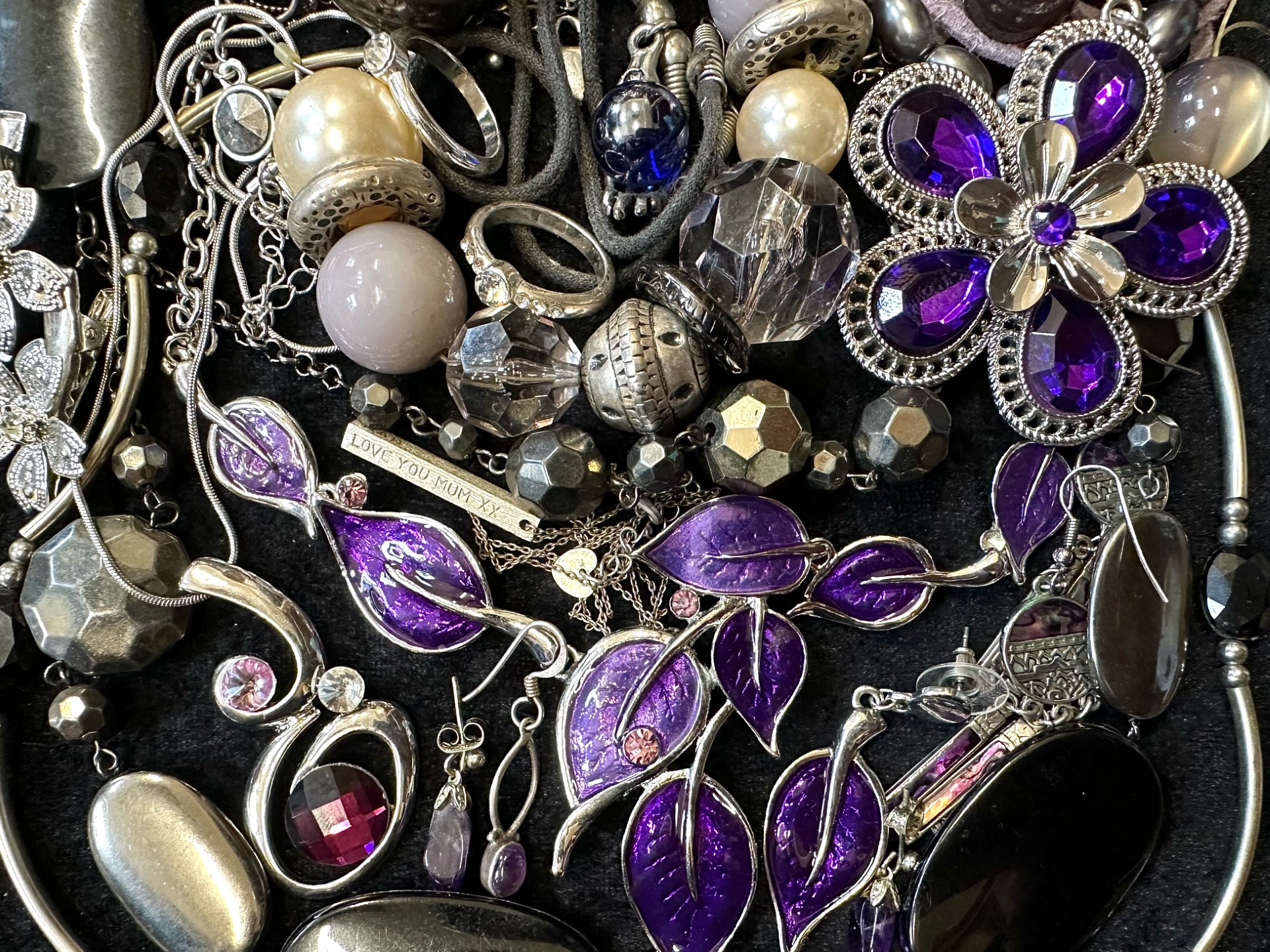 A Collection of Vintage Costume Jewellery to include necklaces, pearls, brooches, gold tone - Image 3 of 5
