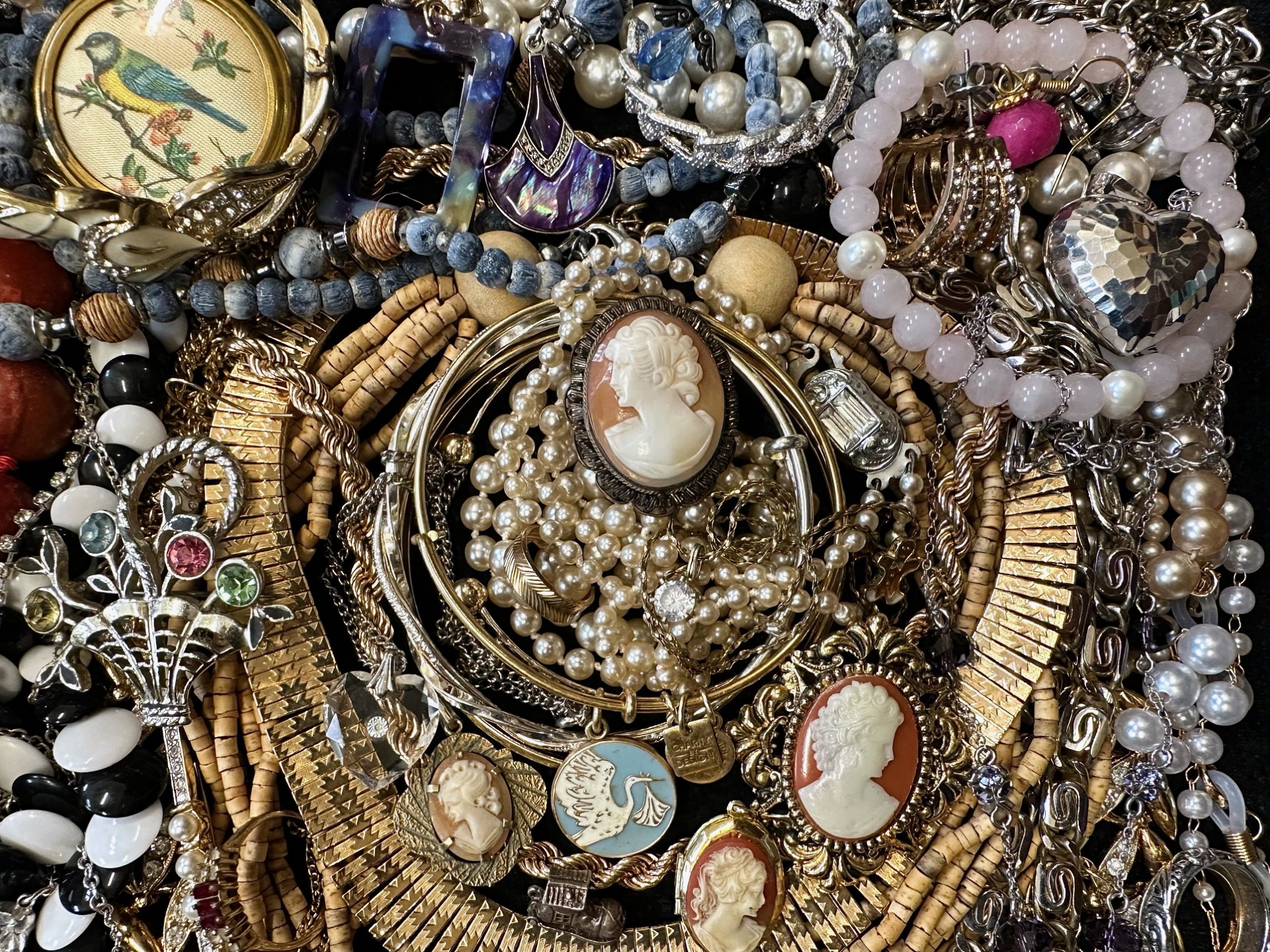 A Collection of Vintage Costume Jewellery to include necklaces, pearls, brooches, gold tone - Image 2 of 4